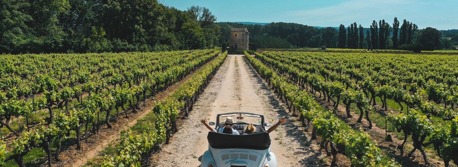 Que diriez-vous d'une balade en voiture vintage au milieu des paysages de vignes ? ©YesProvence