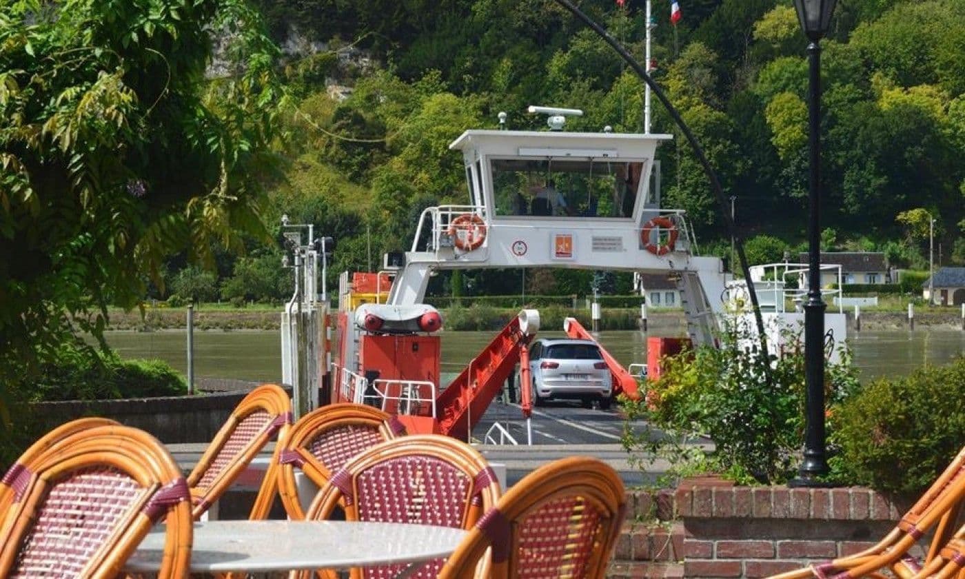Déjeunez face à la Seine et observez le spectacle des embarquements et débarquements à bord du bac. ©Auberge du Bac.