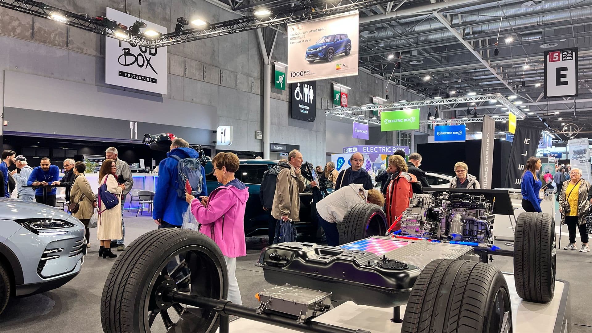 Les visiteurs du salon Auto Mobil à Paris sur les stands de BYD, Tesla et Renault afin de mettre en avant notre venue sur l'évènement.