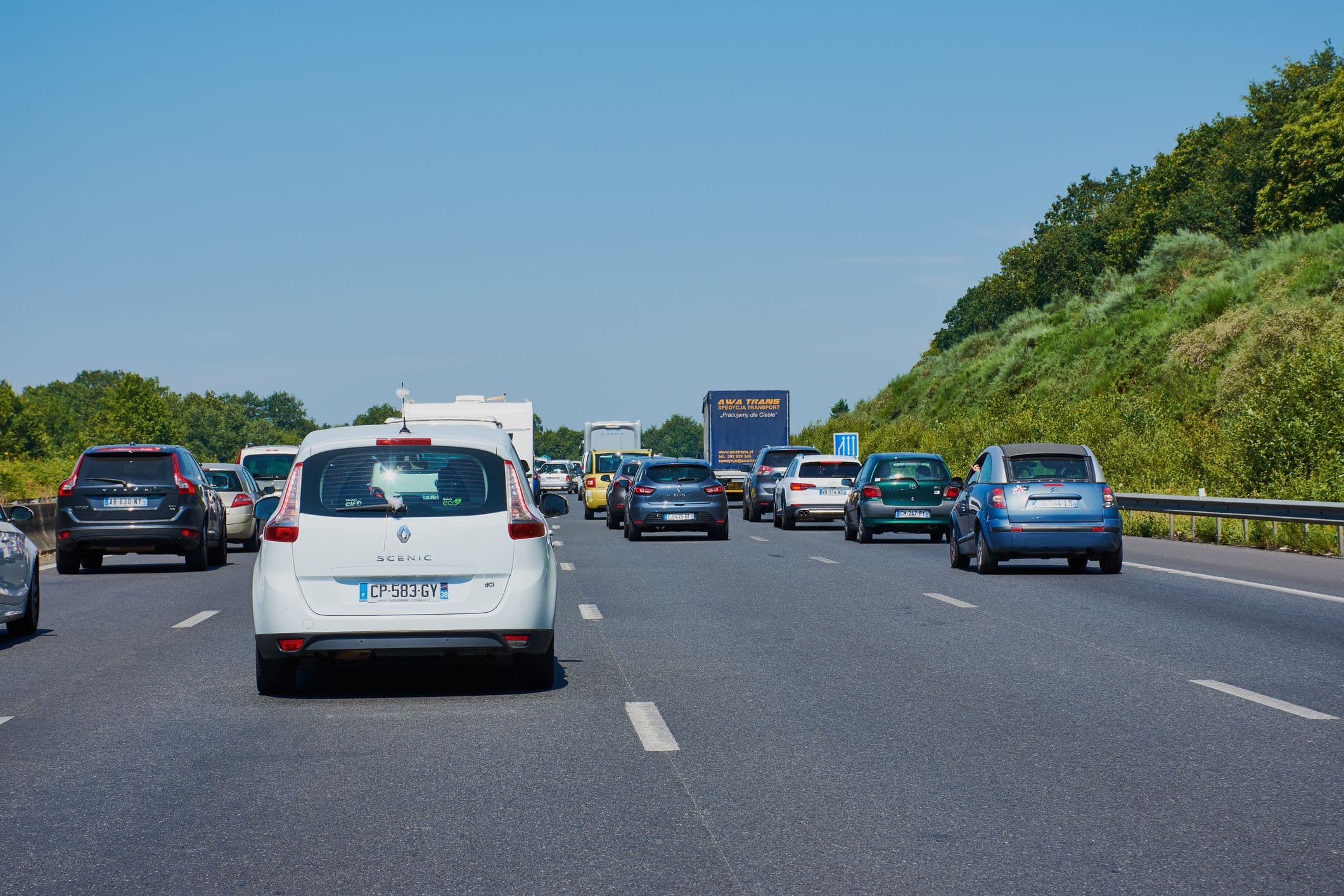 Embouteillage sur autoroute avec voitures et camion de transport AAA TRANS