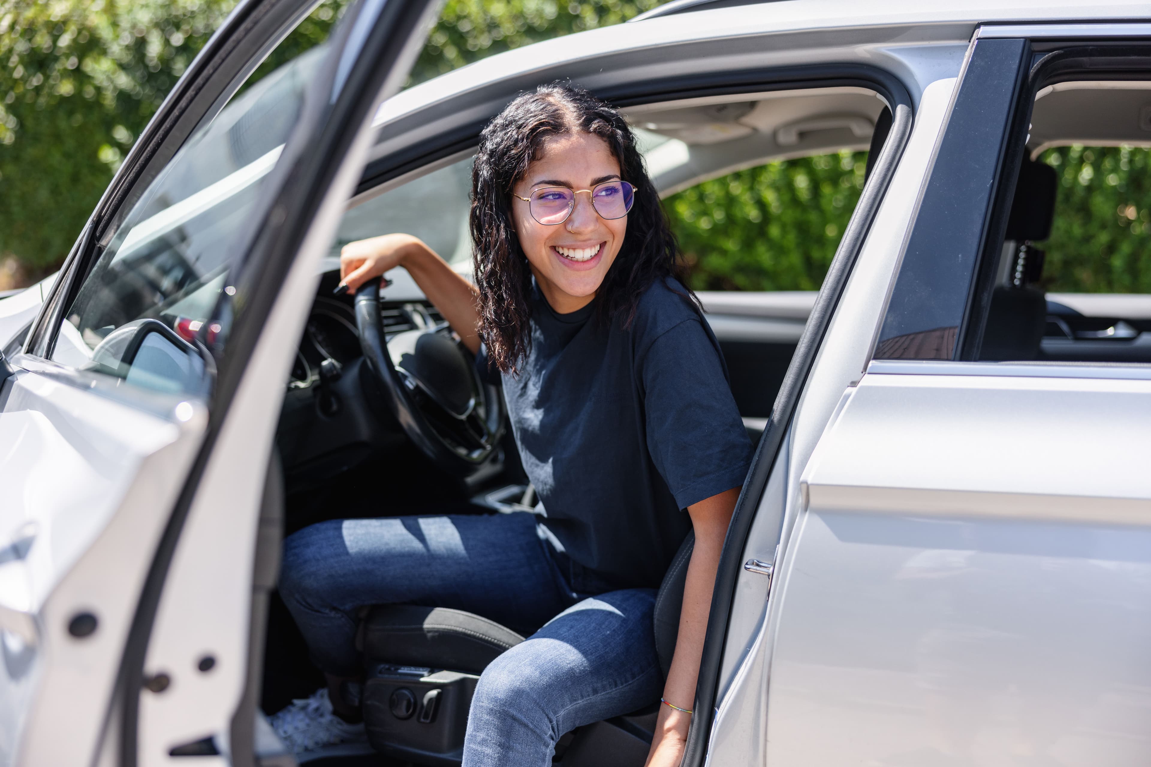 une femme seule au volant de sa voiture