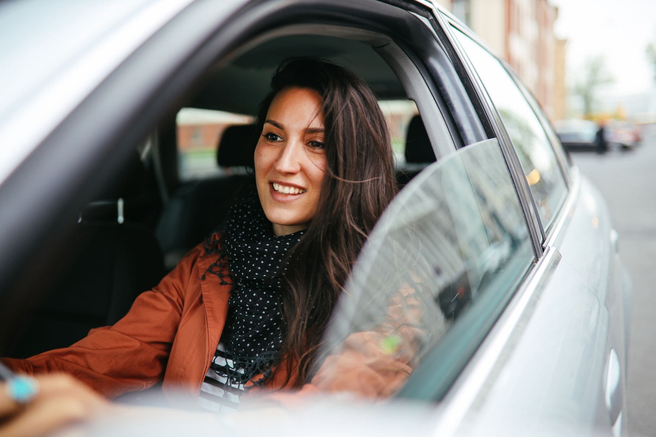 une femme seule au volant de sa voiture