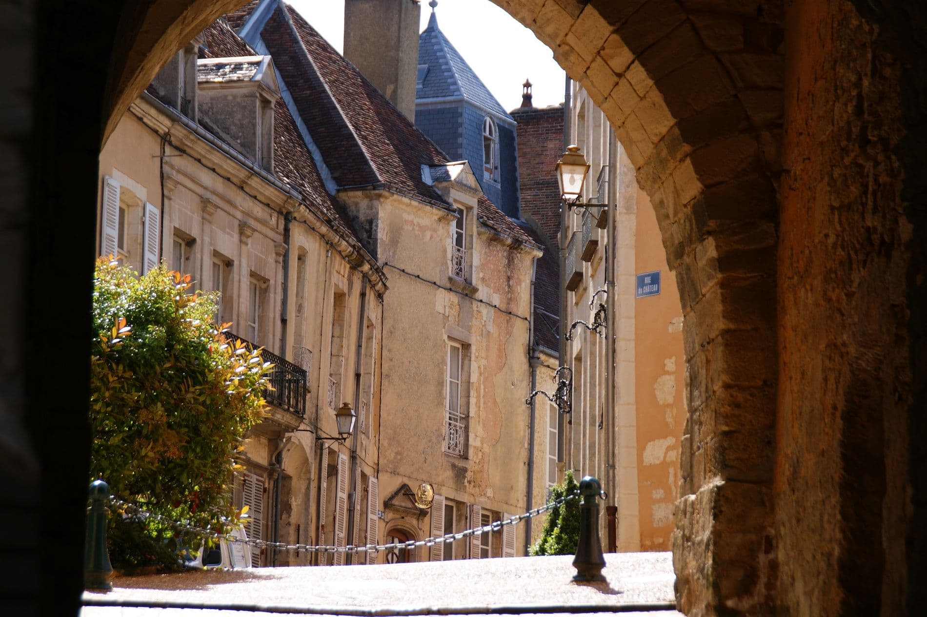 Passez par la porte Saint-Sauveur et flânez dans les ruelles médiavales. ©OT Bellême