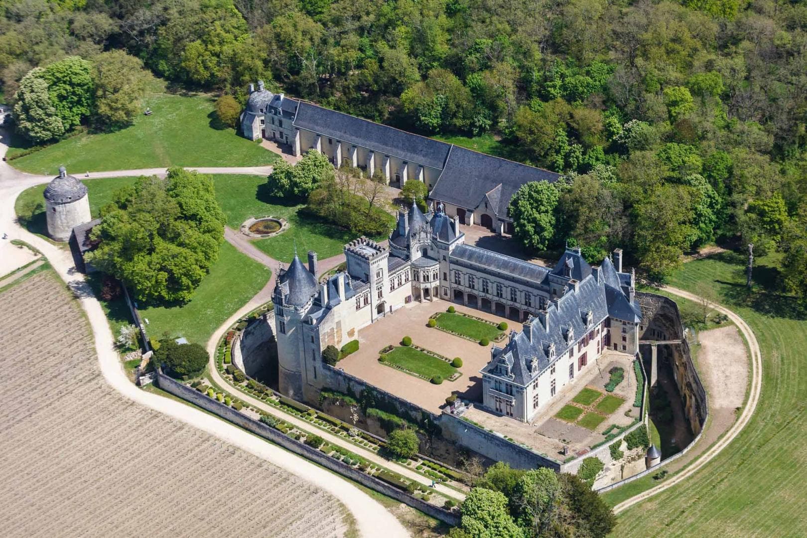 Sous les trois ailes du Château de Brézé se cache un réseau troglodytique. ©F. Leroy