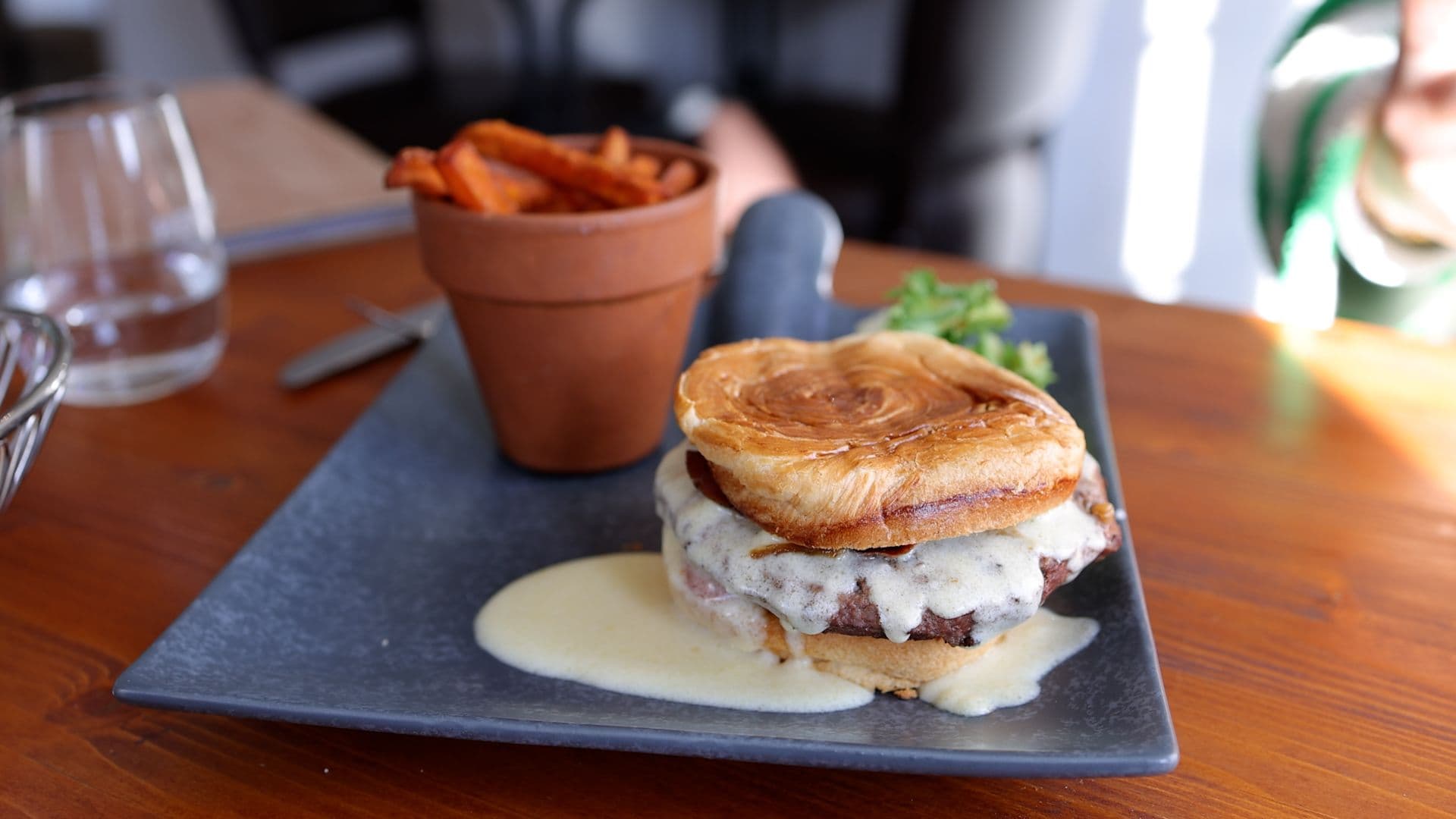 Le burger et ses frites de patate douce de Garden &amp; Cooking ©Roole 