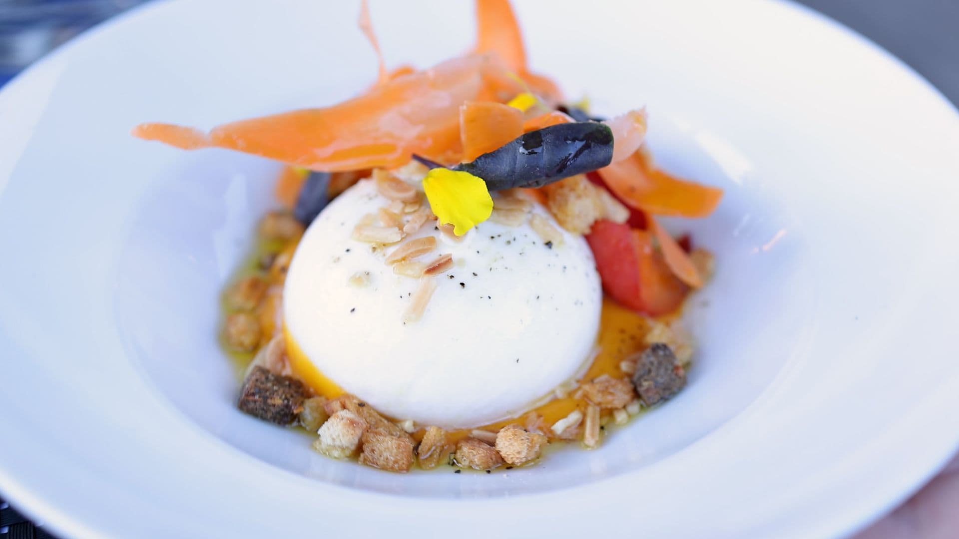 Au menu des Dilettants  : burrata - carotte - abricots - amandes - basilic