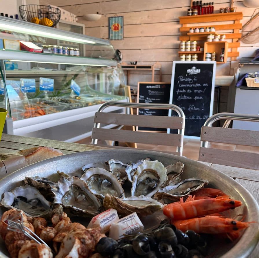 Huîtres et fruits de mer à déguster face au lac, rendez-vous à la Cabane N°1. ©CABANE1