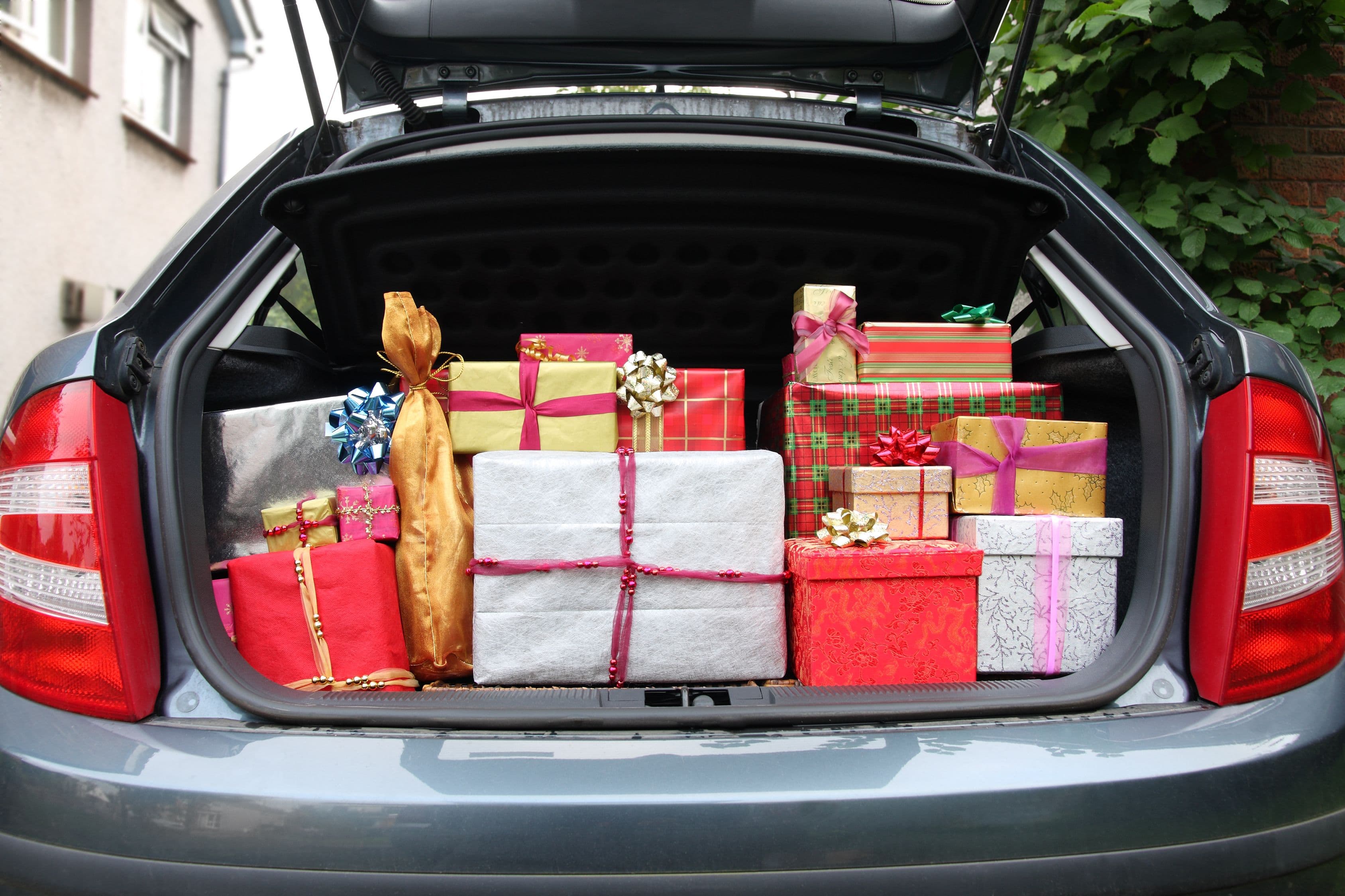 des cadeaux de Noël dans le coffre d'une voiture