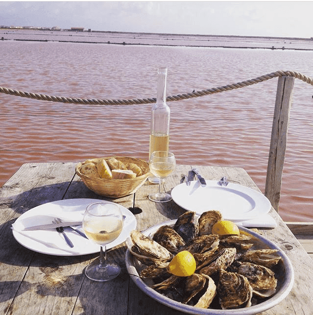 Huîtres bio, vins locaux et sel du salin... la simplicité avec vue. ©CambuseduSaunier