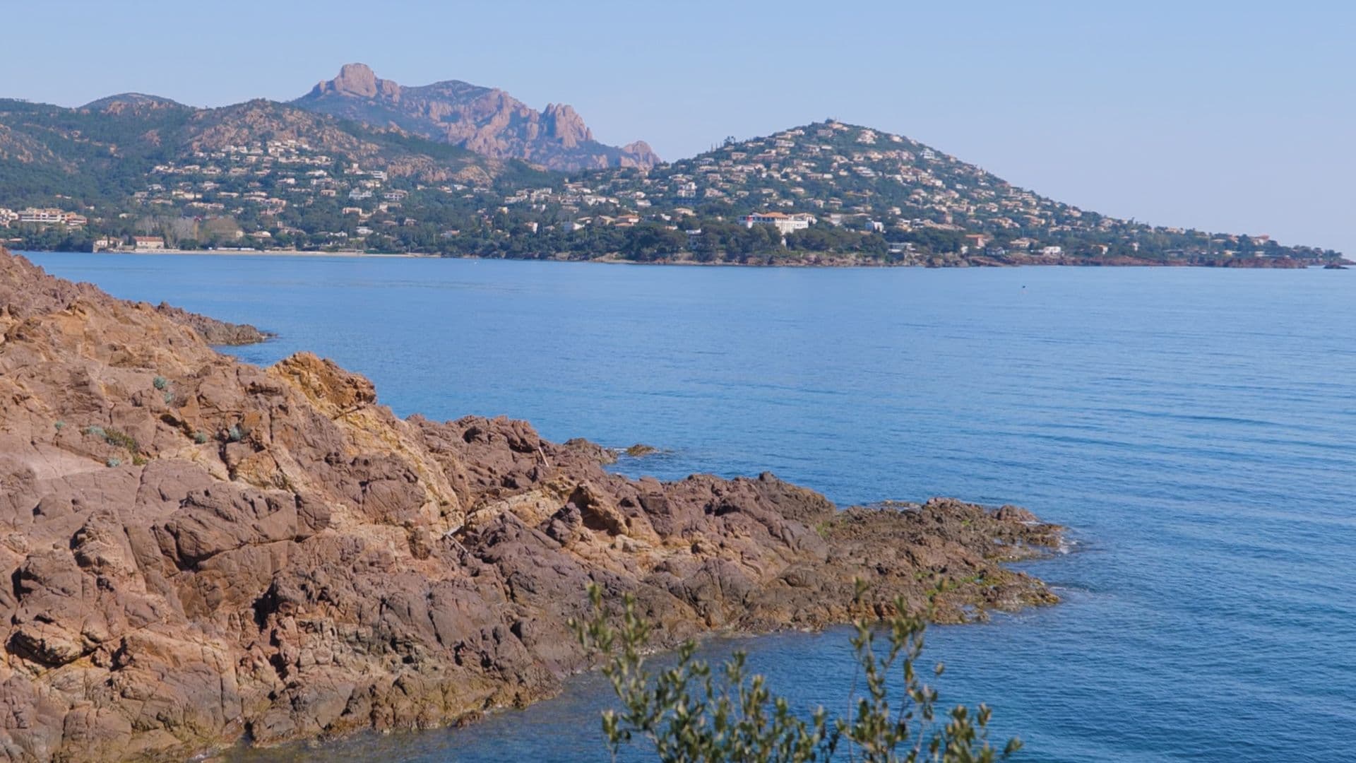 La vue depuis les pointes de Camp Long, sur la baie d'Agay en 2026. ©Roole