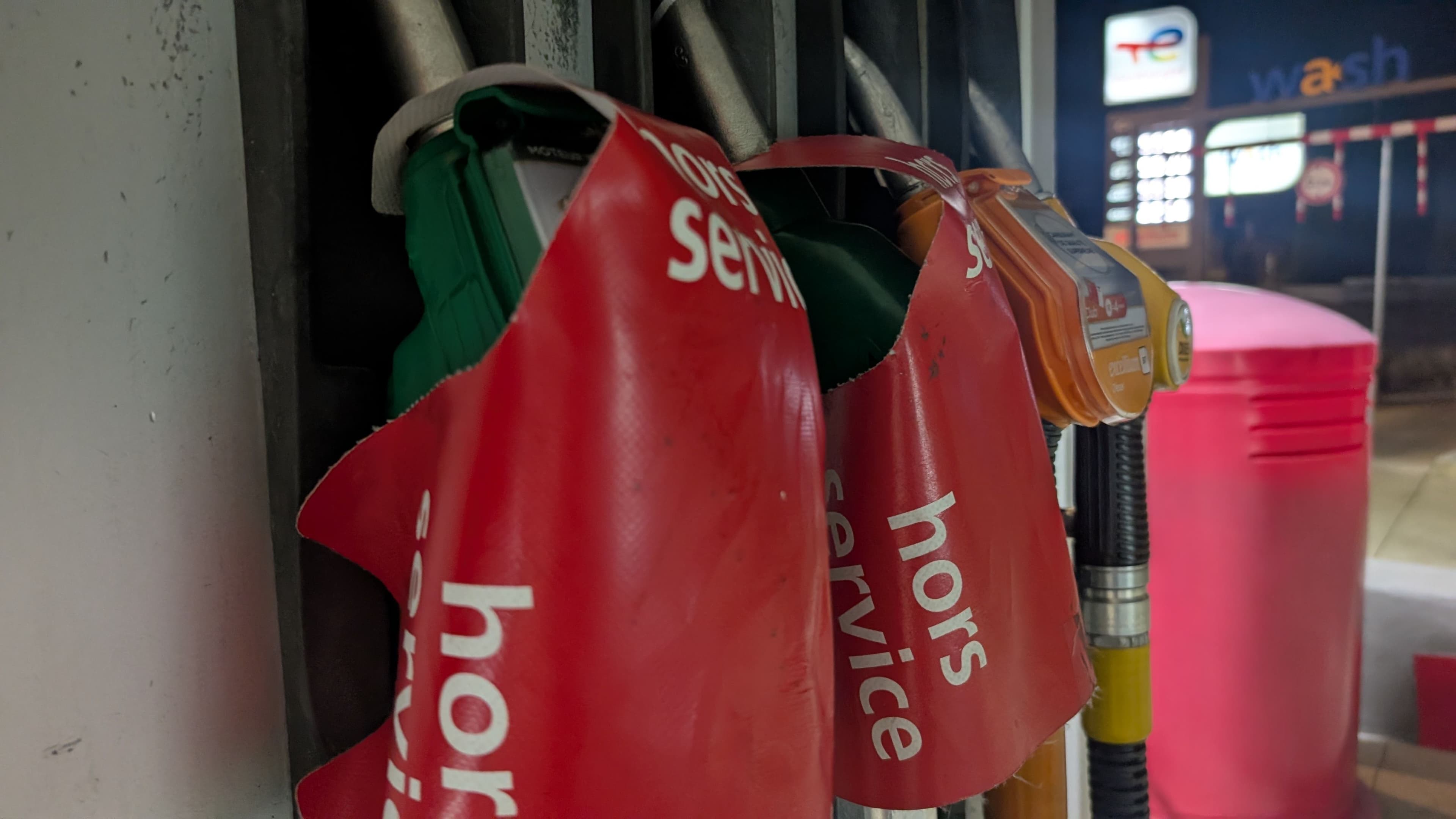 Pompes à essences avec des bandeaux rouges indiquant qu'elles sont hors service dans une station TotalEnergies