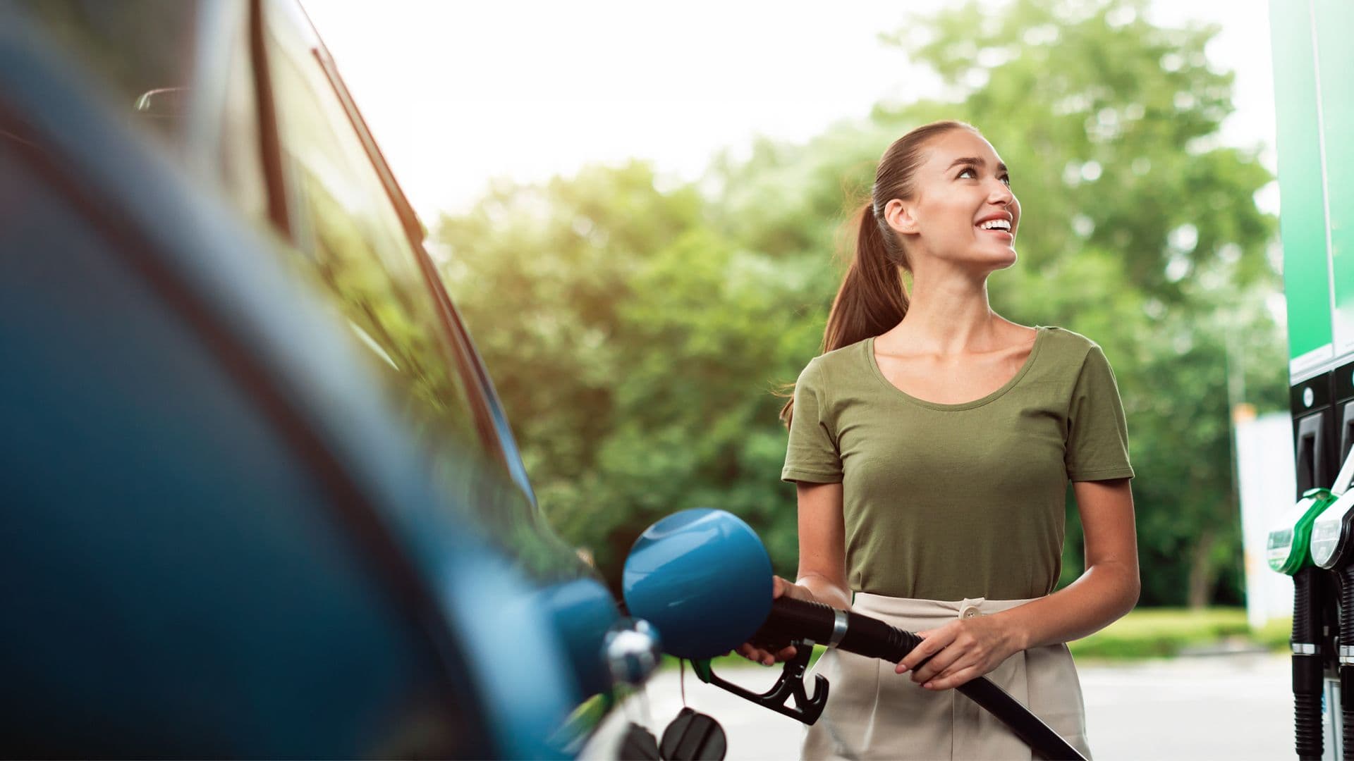 Une femme en train de faire le plein pour imager notre quiz sur les carburants en France