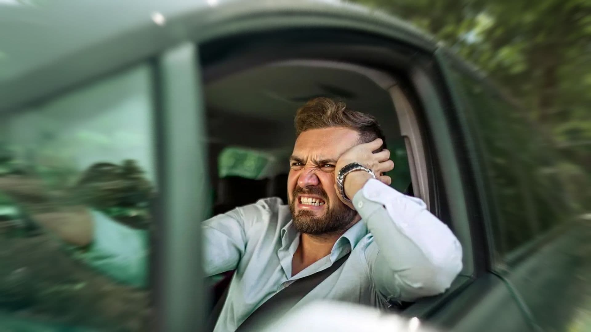 Un homme énervé au volant pour mettre en avant les 5 choses qui énervent le plus les conducteurs Français