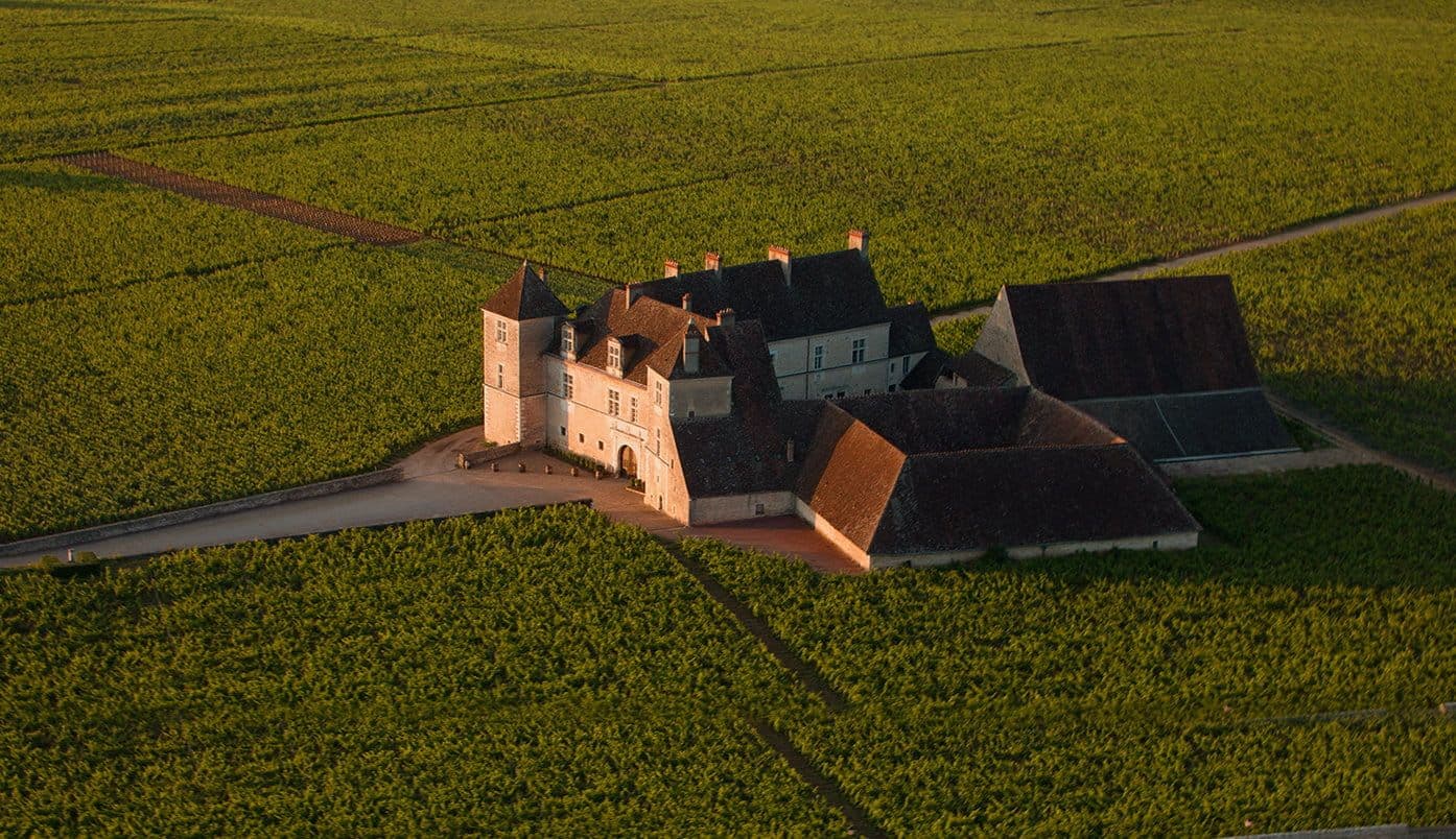Majestueux et empreint d'histoire : le château du Clos de Vougeot trône au milieu des vignes. <i>©</i>ClosdeVougeot