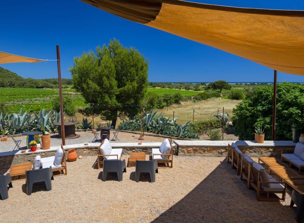 La terrasse avec vue panoramique sur les vignes du domaine. ©Château le Bouïs