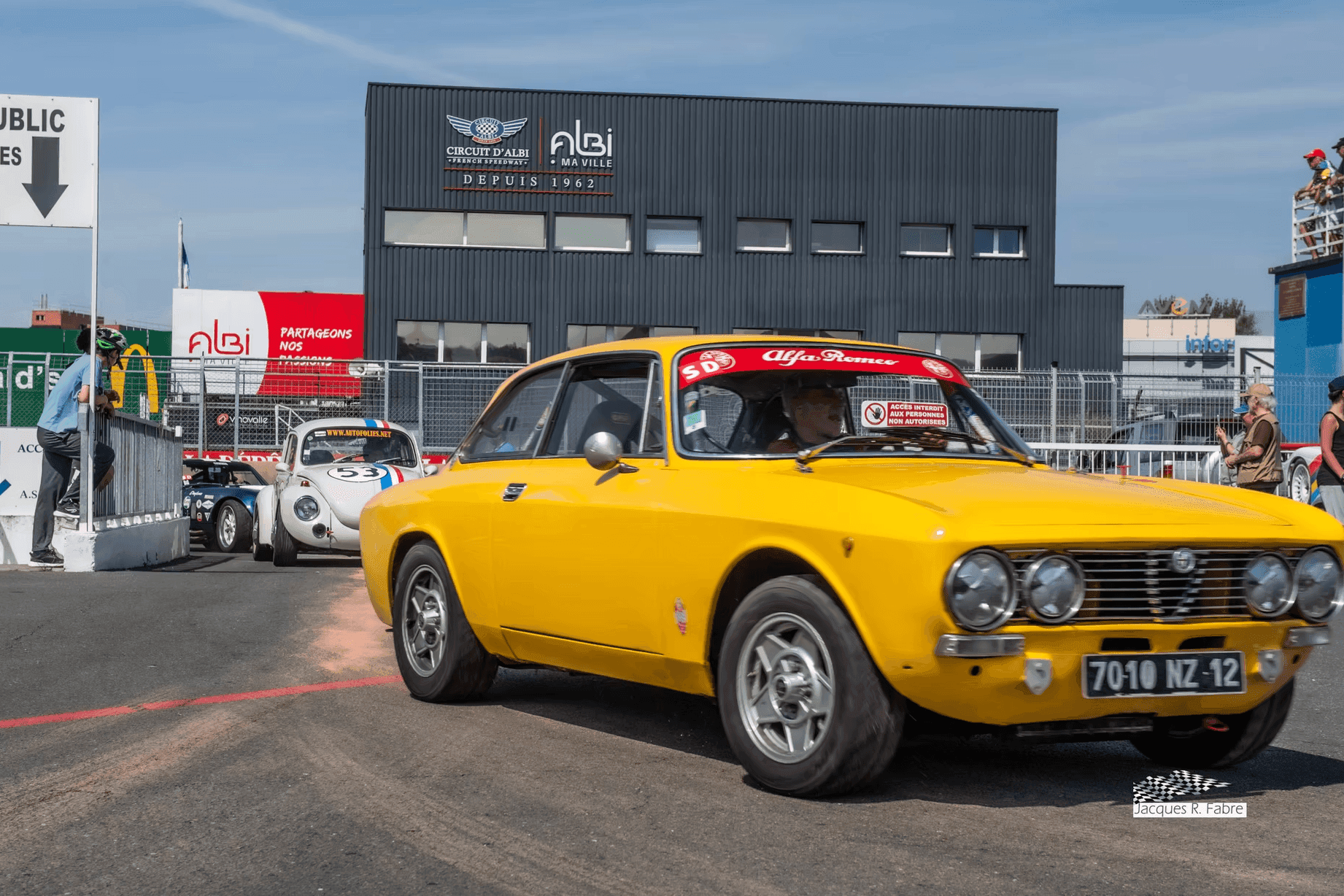 Voitures sur le circuit automobile historique d'Albi