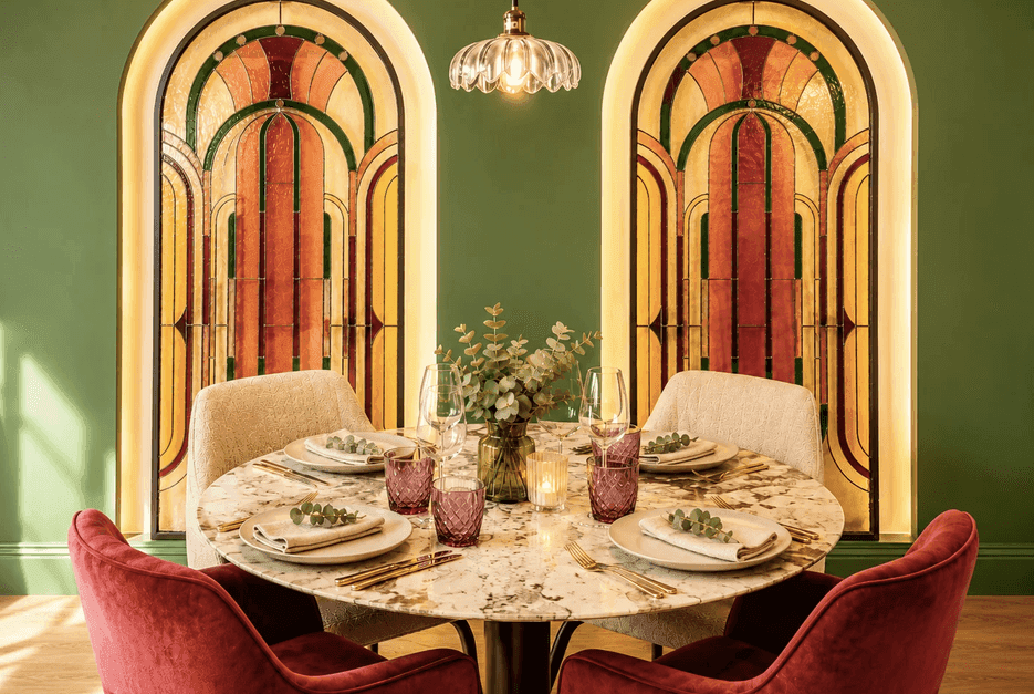 Les très beaux décors du restaurant du Clos des Arts. ©HôtelLeClosdesArts