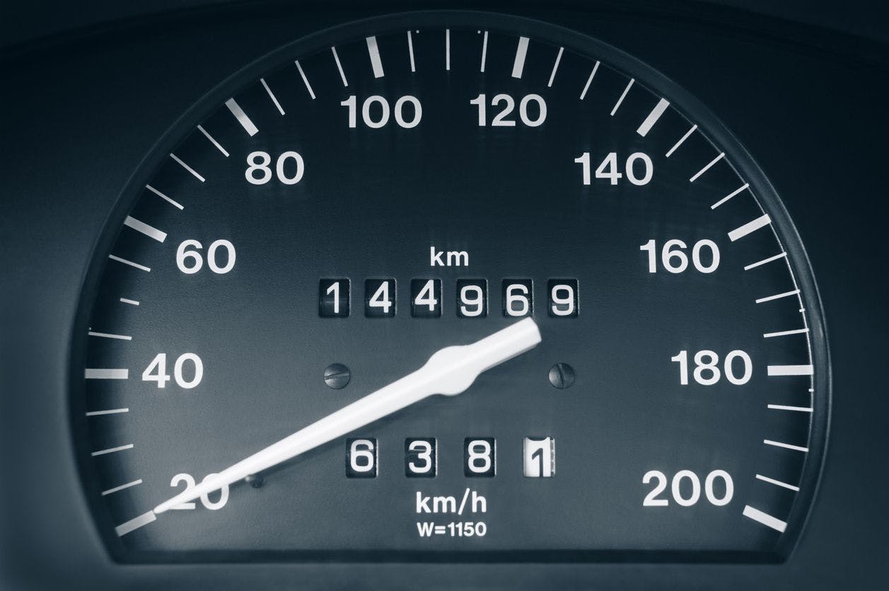 Comment fonctionne le compteur de vitesse d'une voiture ?