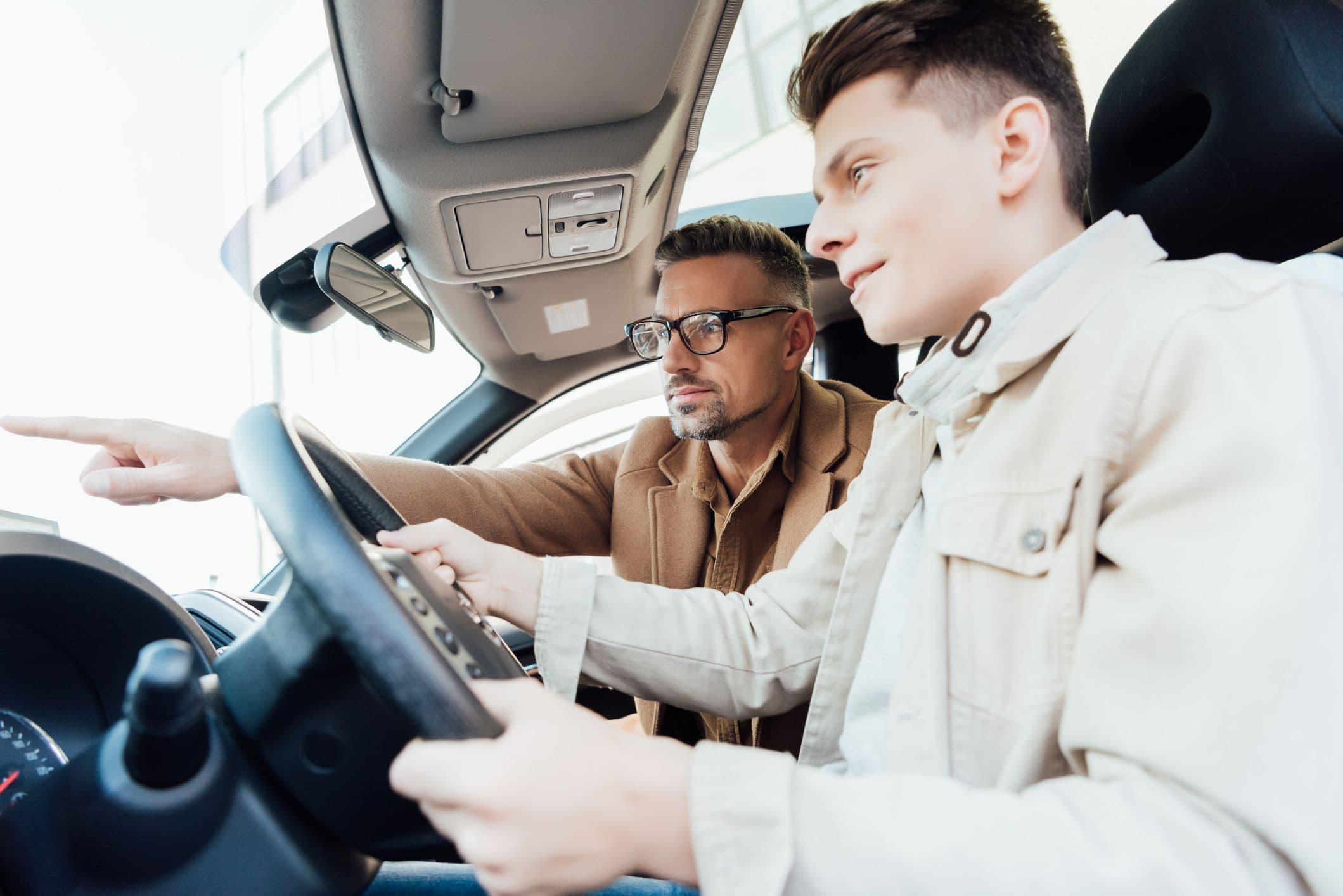 Un jeune apprend à conduire grâce à la conduite accompagnée