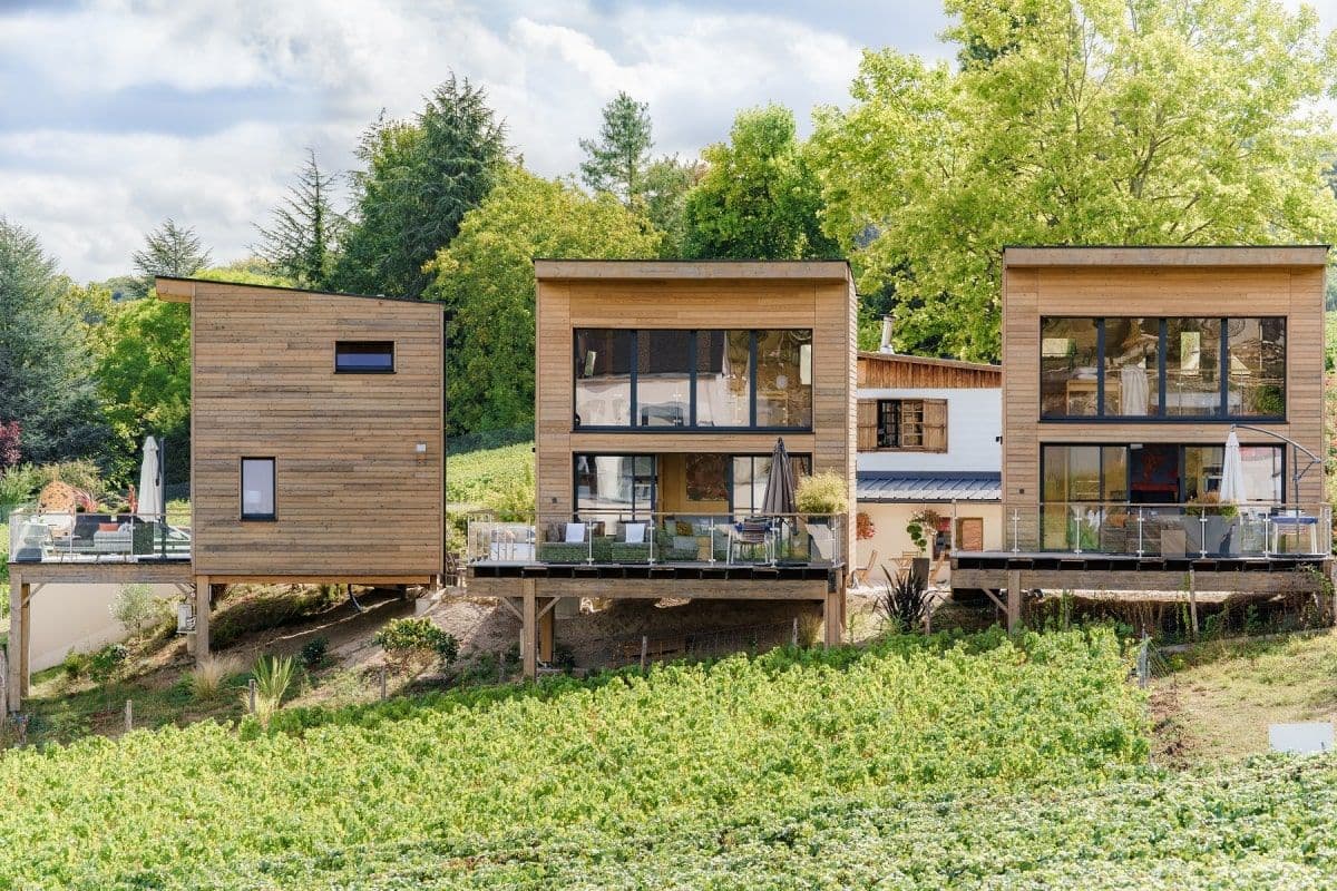 Profitez d'une vue sur les vignes de Champagne depuis les cabanes en bois sur pilotis. ©Cottage Antoinette