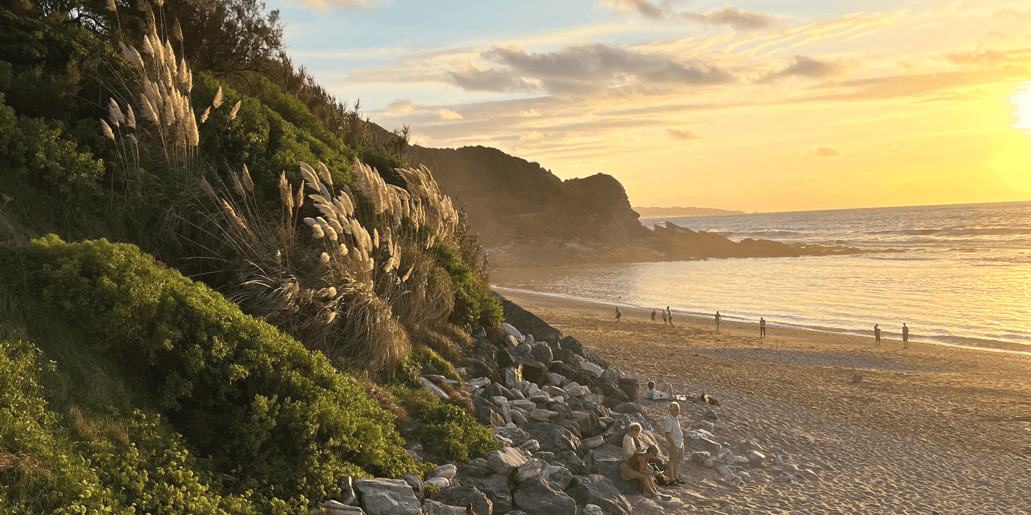 Le coucher de soleil sur la plage de Maiarko.