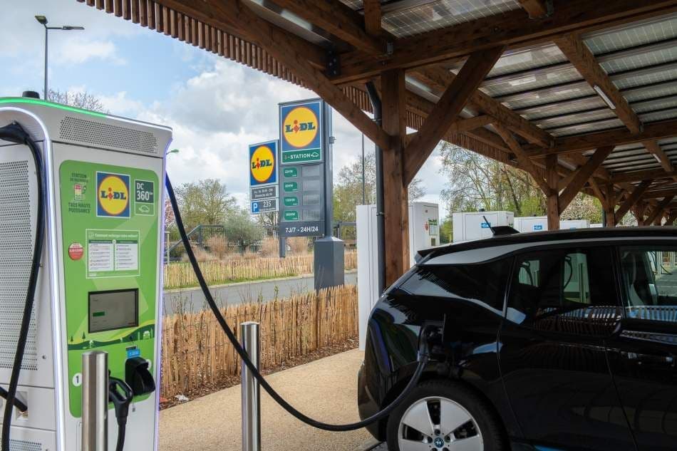 Une voiture électrique charge sur une borne Lidl