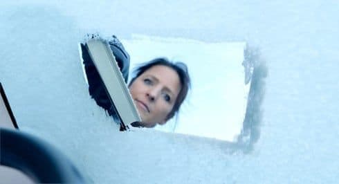 L'astuce de la chaussette pour protéger votre voiture en hiver