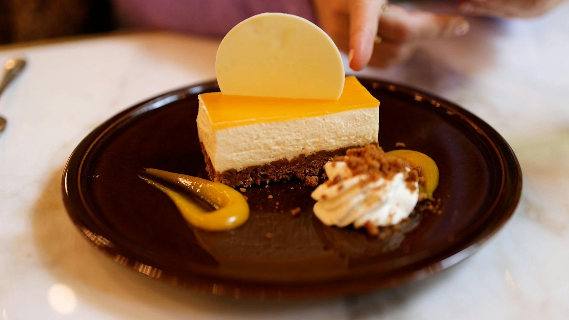 Le restaurant veille à proposer une sélection de plats vegans, comme ce cheesecake. ©Roole