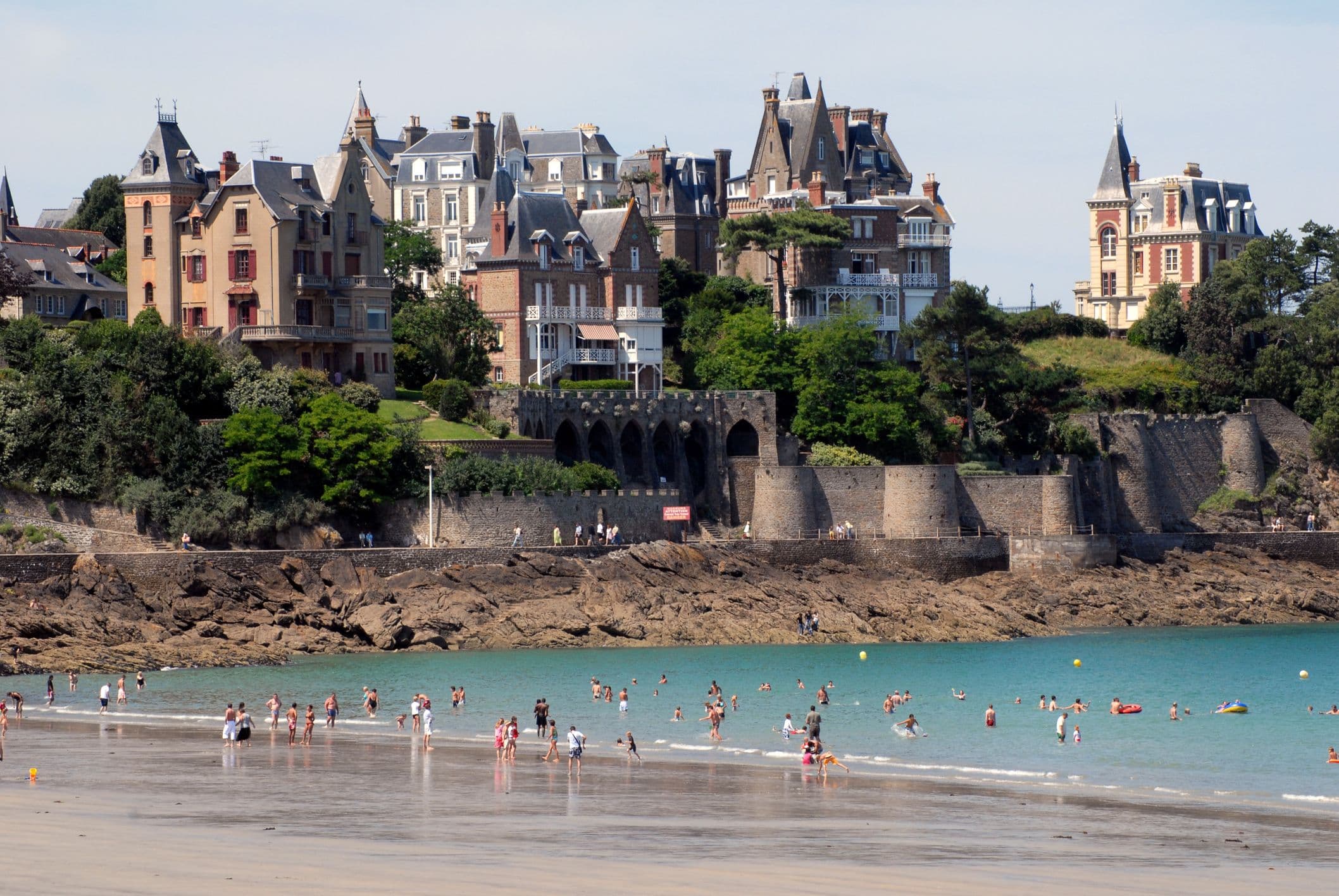 Les villas Belle Époque surplombant la plage de Dinard. ©Richard Villalon