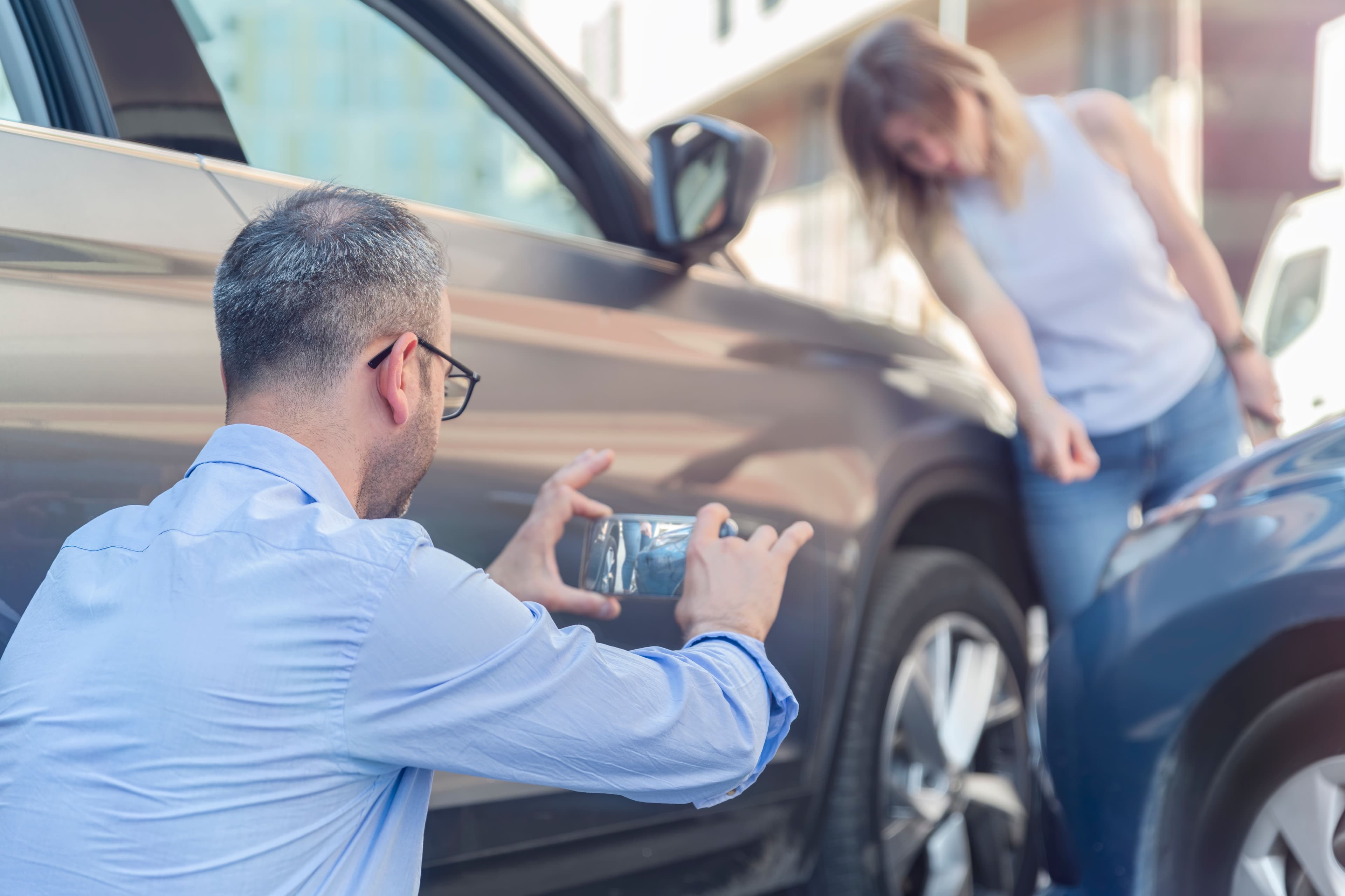 Un homme qui prend en photo un accident.