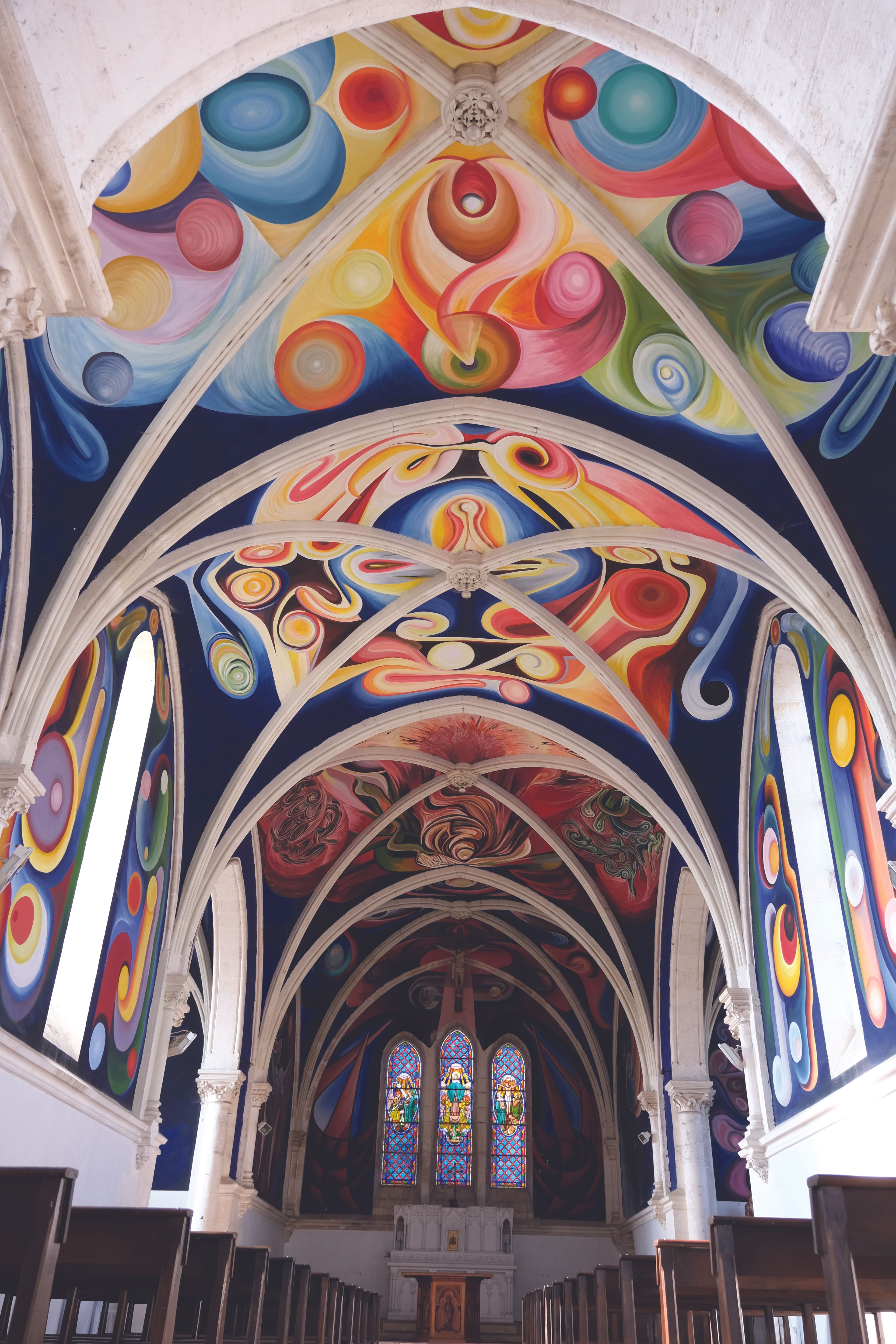 Les fresques esprit seventies de l'Eglise Notre-Dame du Menoux, un trésor artistique au cœur du Berry. ©MichelAdam