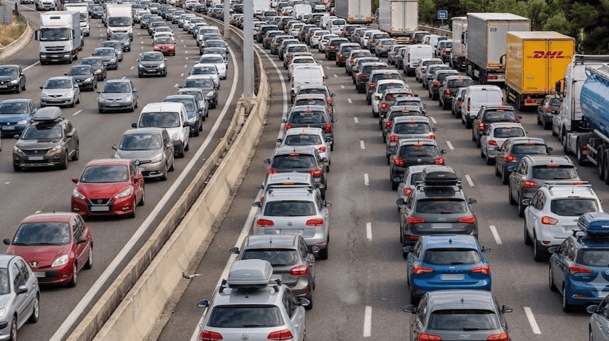 Embouteillage sur autoroute avec voitures et camions à l’arrêt
