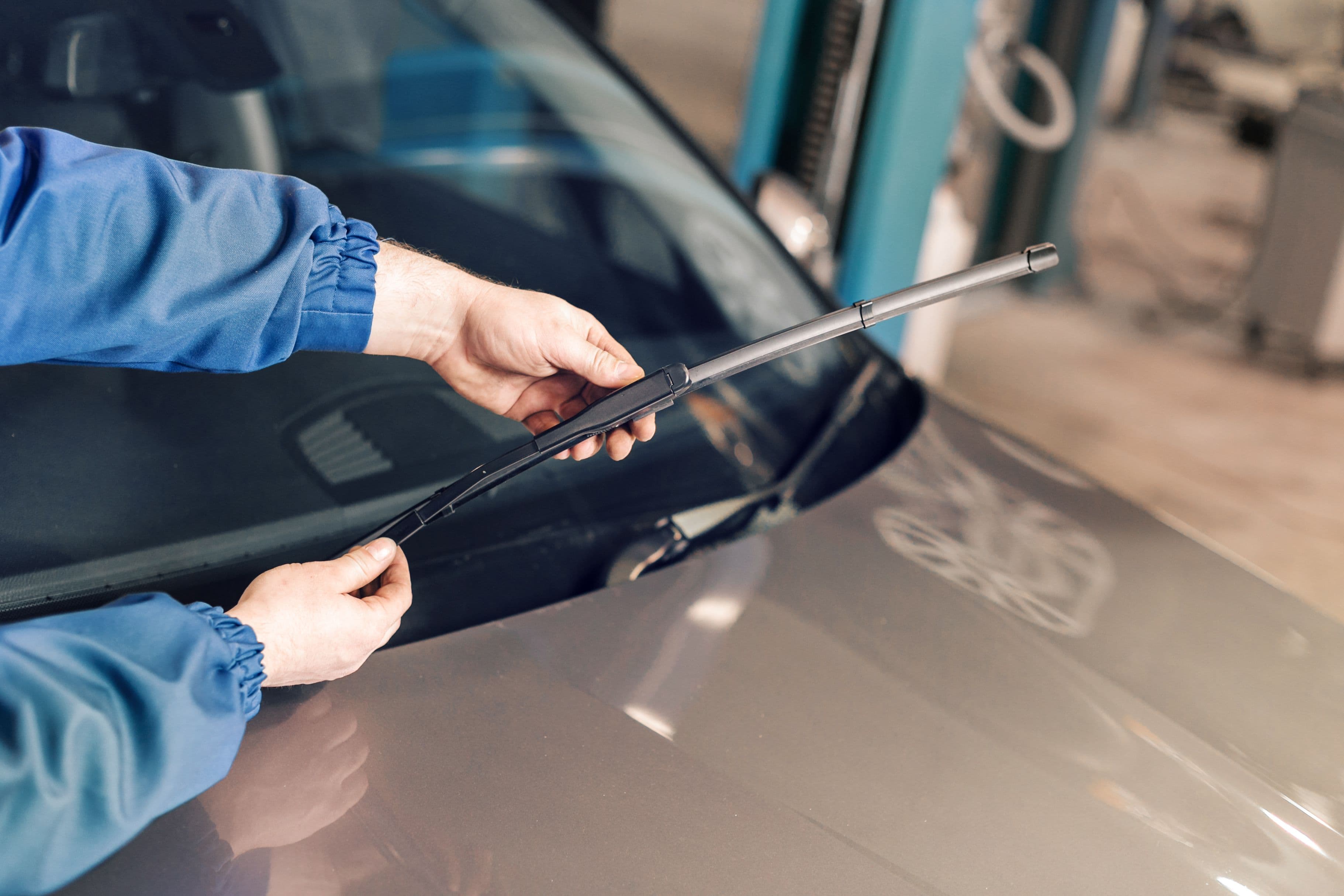 Lame D'essuie-glace Sur Le Verre De Voiture Photo stock - Image du