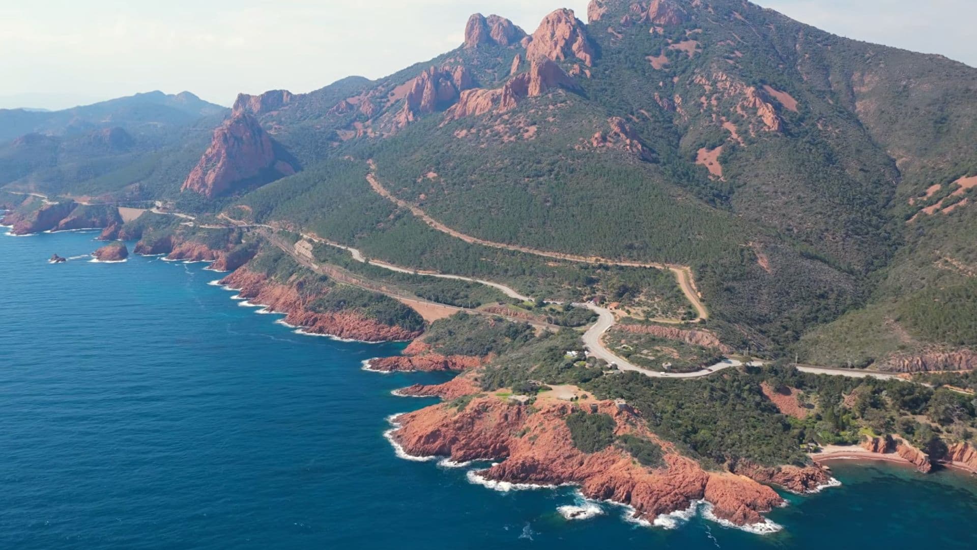 Une photo de la Corniche de l'Esterel, route emblématique du sud de la France, pour mettre en avant notre quiz sur celle-ci