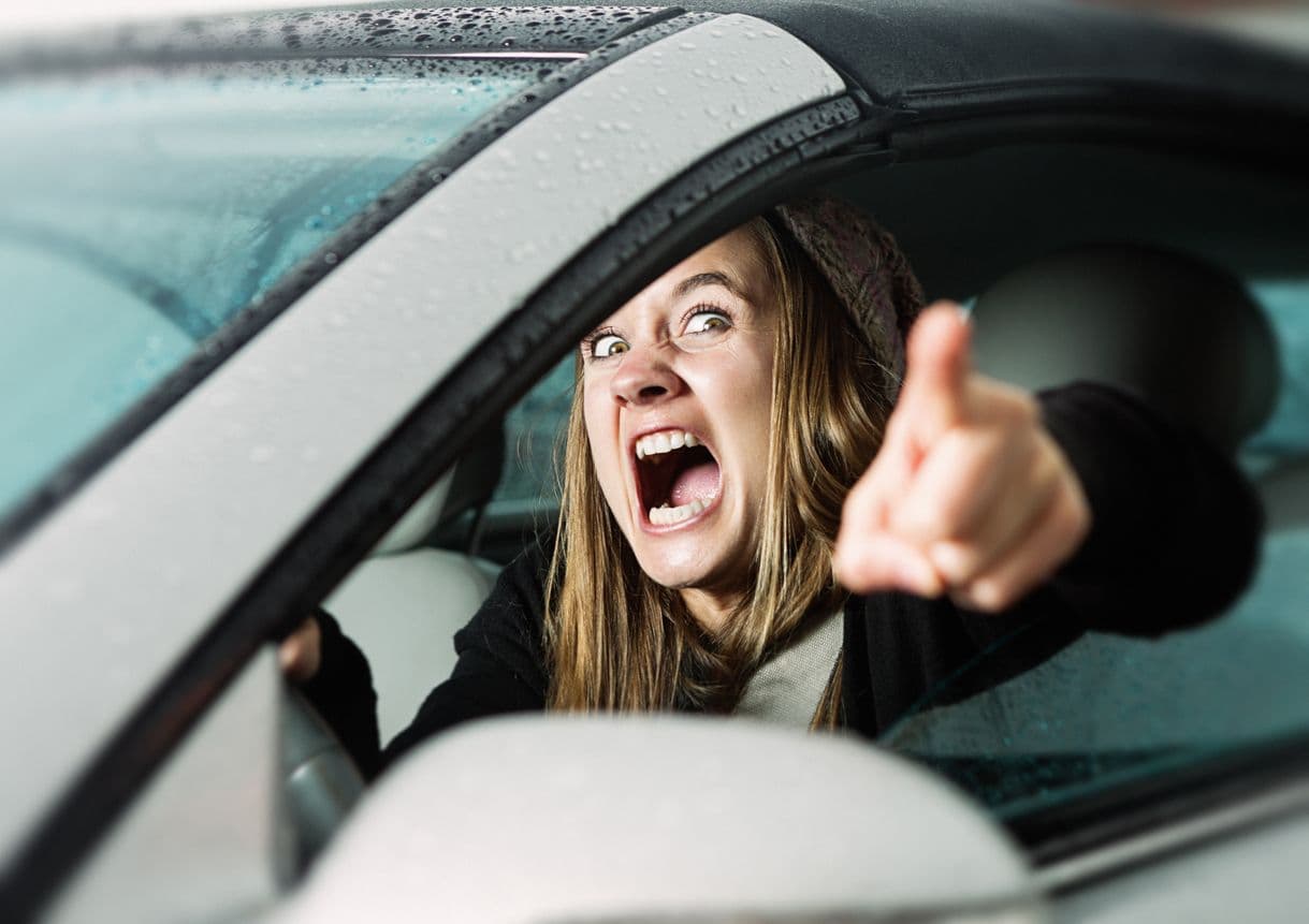 Une femme en colère au volant de sa voiture