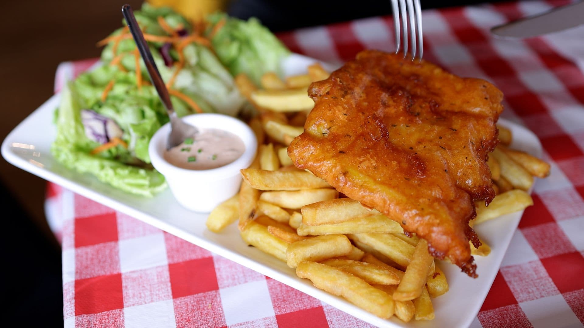 Le fish and chips est une spécialité britannique, composée de poisson frit dans de la pâte, ou de la chapelure, et servie avec des frites. ©Roole