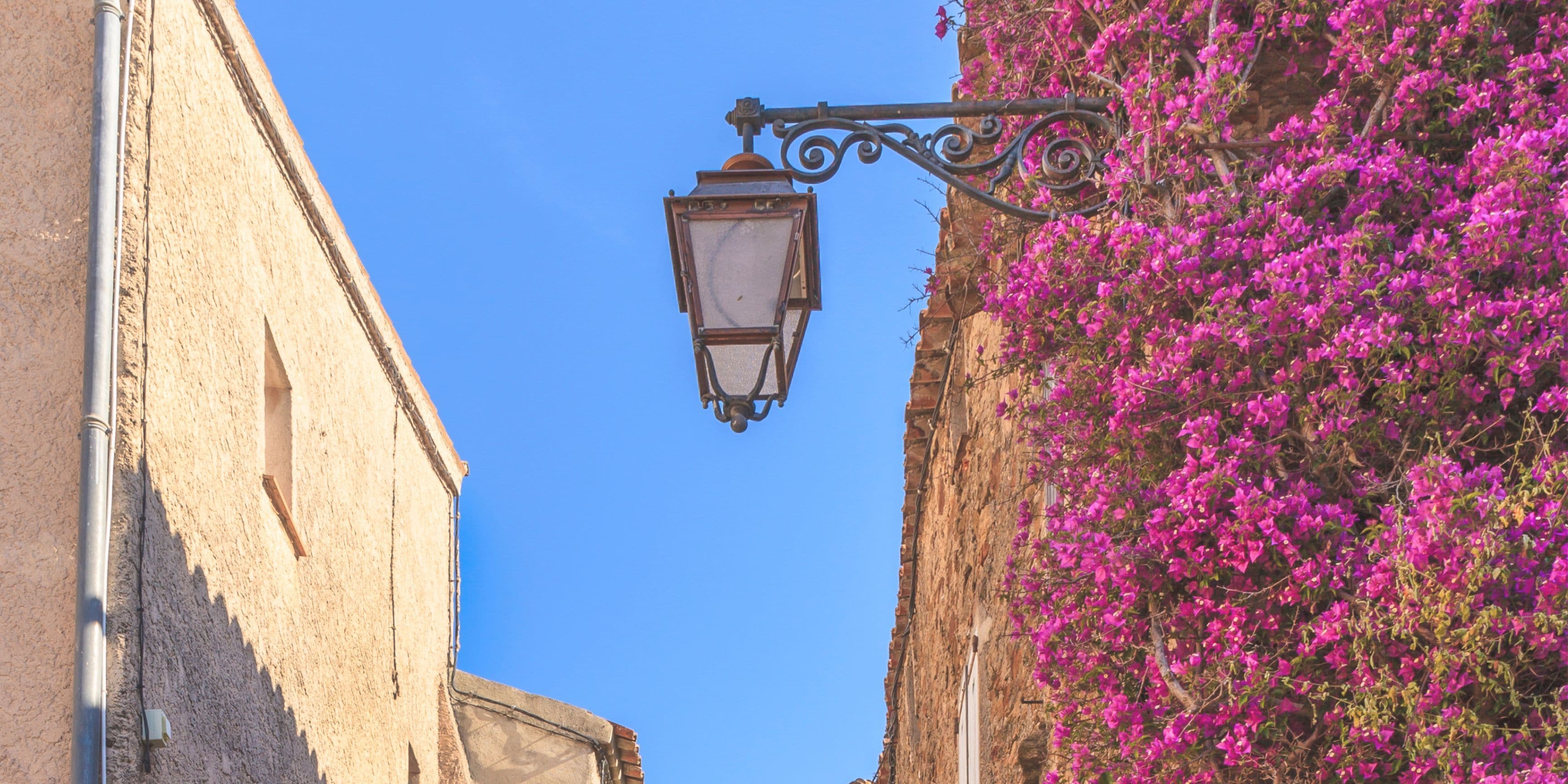 Le village de Gassin avec son style provençal et ses bougainvilliers !