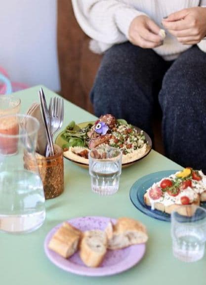 Inspirations californiennes et tables en bois : ici on met de la couleur dans les assiettes. ©GoodKarma.