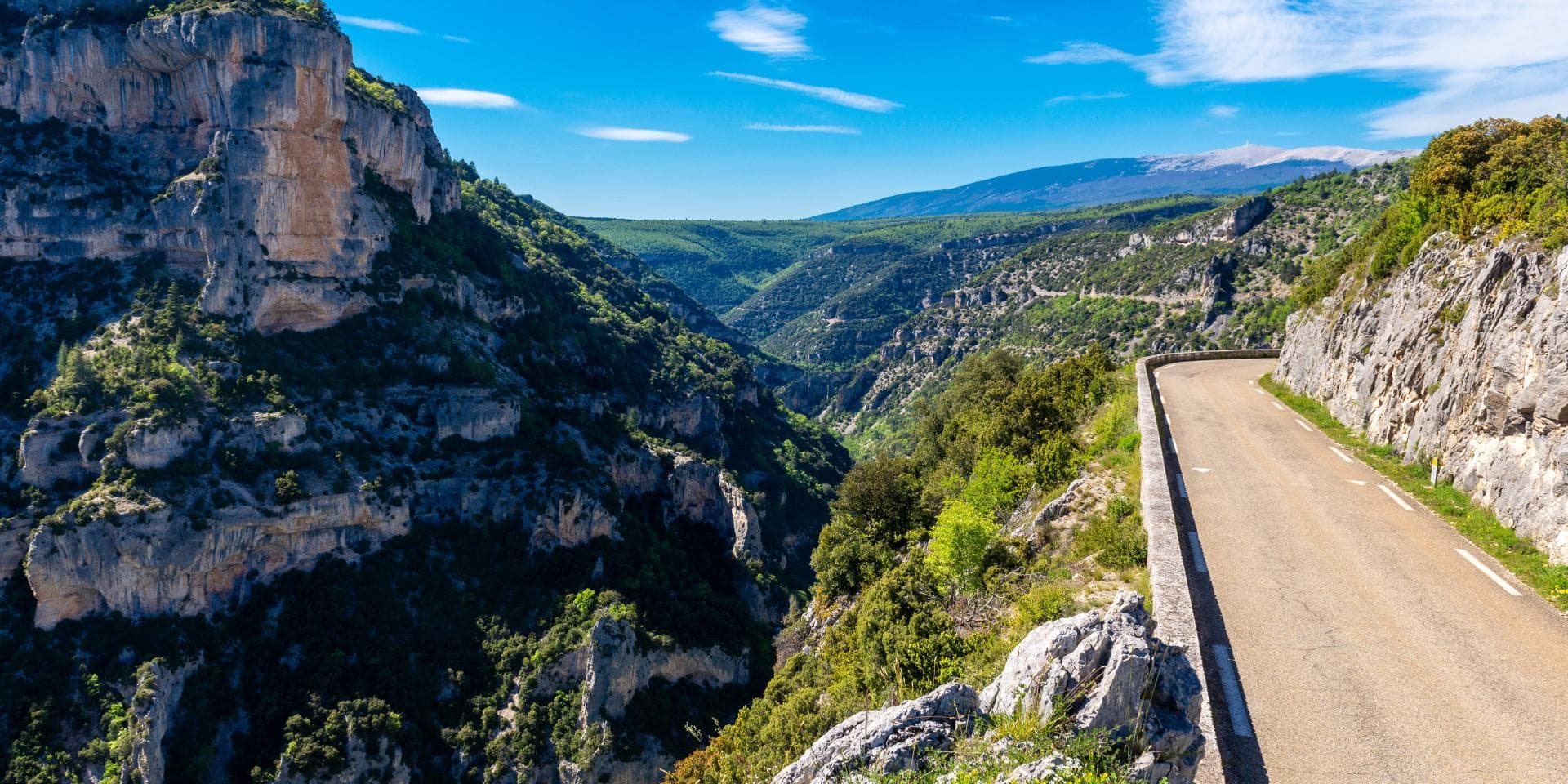 La spectaculaire route des gorges de la Nesque. ©PACA