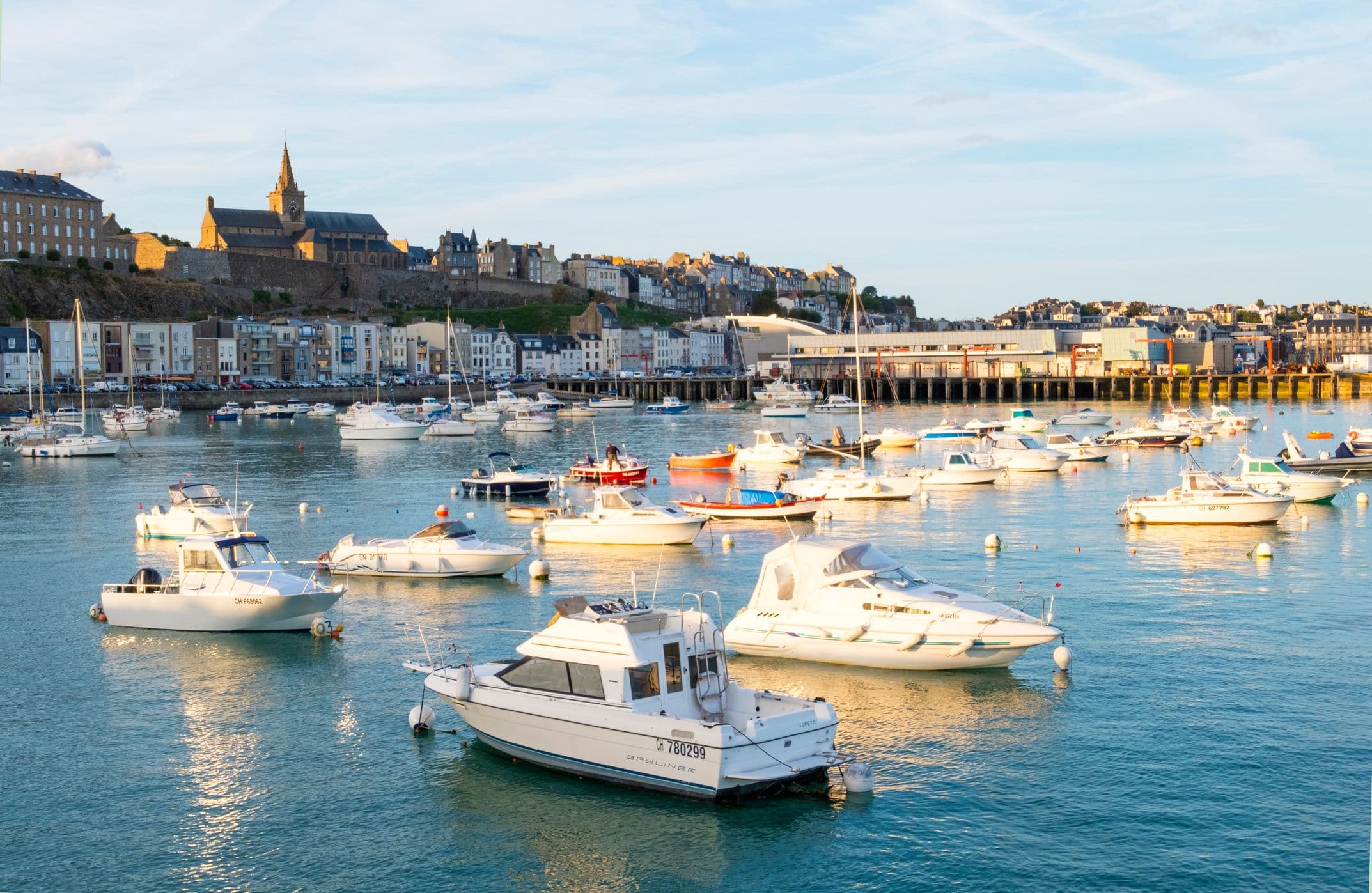 Le port de Granville, avec en fond de décor : la criée, bruyante et bouillonnante. ©kateafter