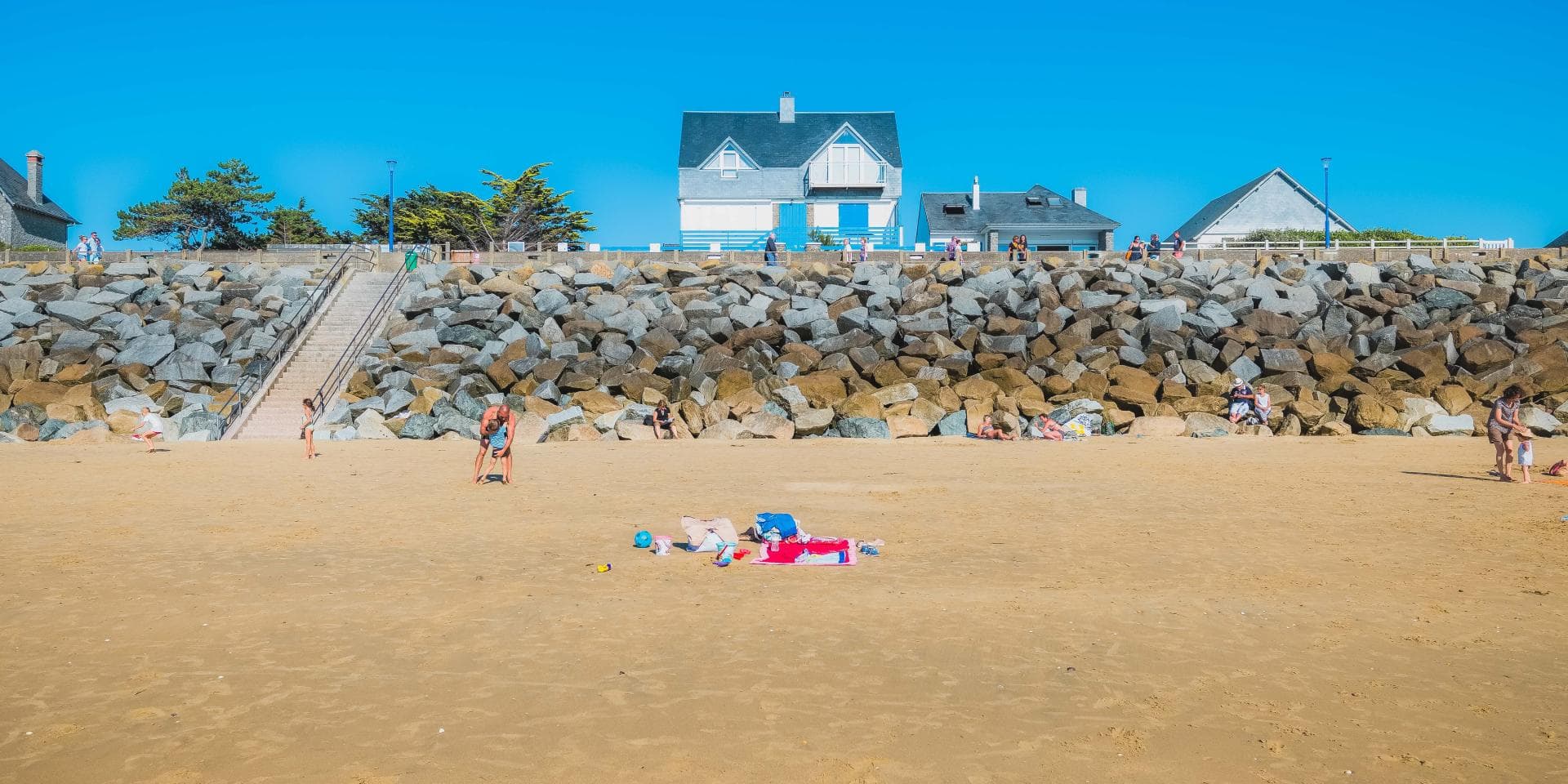 Les jolies maisons du bord de mer sur la plage d'Hauteville-sur-Mer. ©TourismeNormandie
