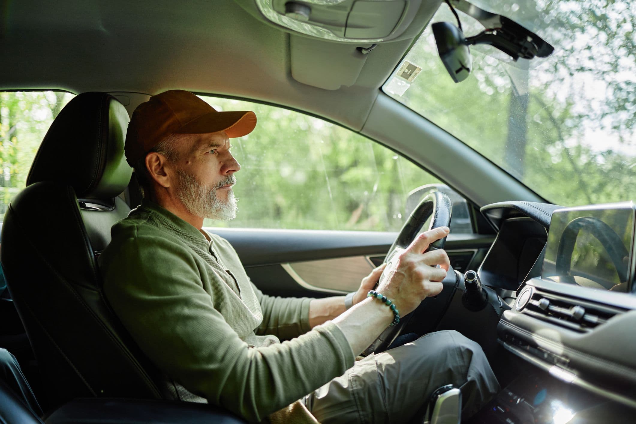 Homme au volant portant une casquette.