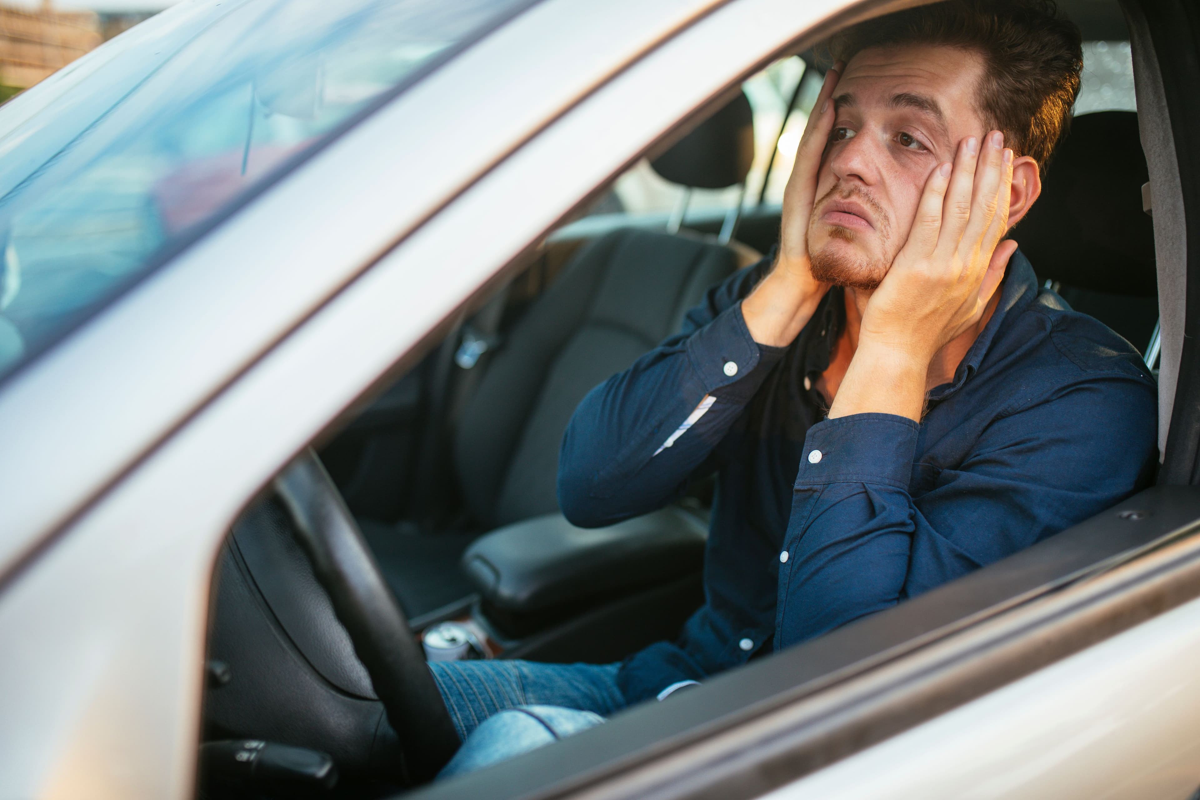 Un homme qui ressent de l'anxiété au volant.