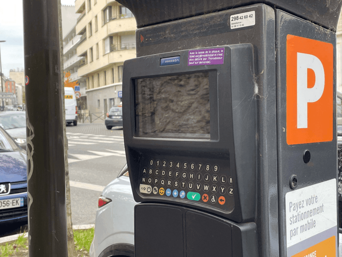 Horodateur de stationnement Parkeon avec grand panneau P orange