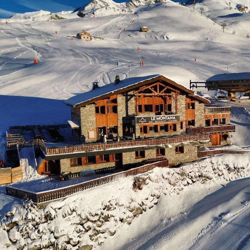 Au pied des pistes, un hôtel restaurant d'altitude bien placé pour les skieurs et les amateurs de montagne. ©HotelLeMontana