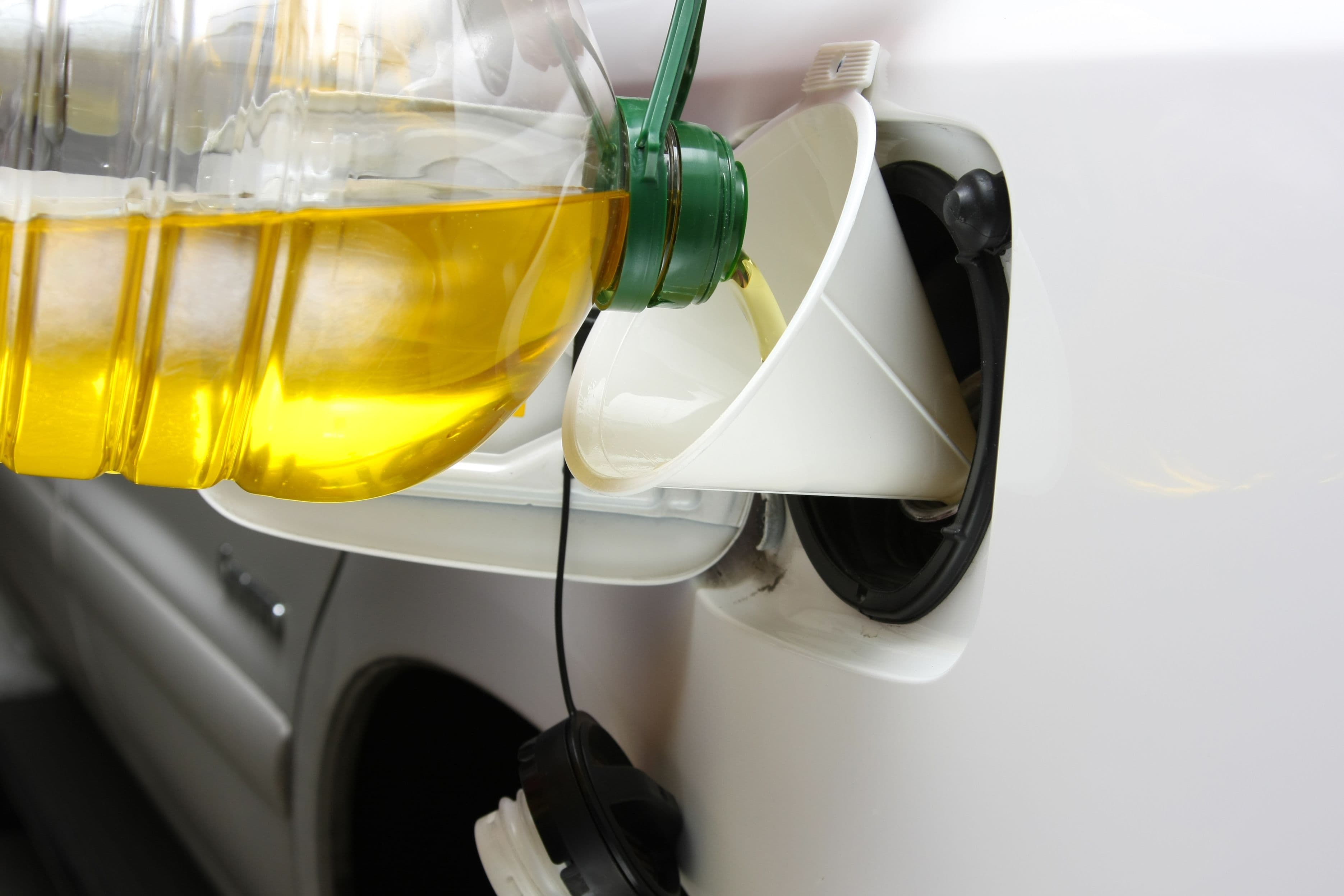 De l'huile de cuisson versée dans le réservoir d'une voiture.