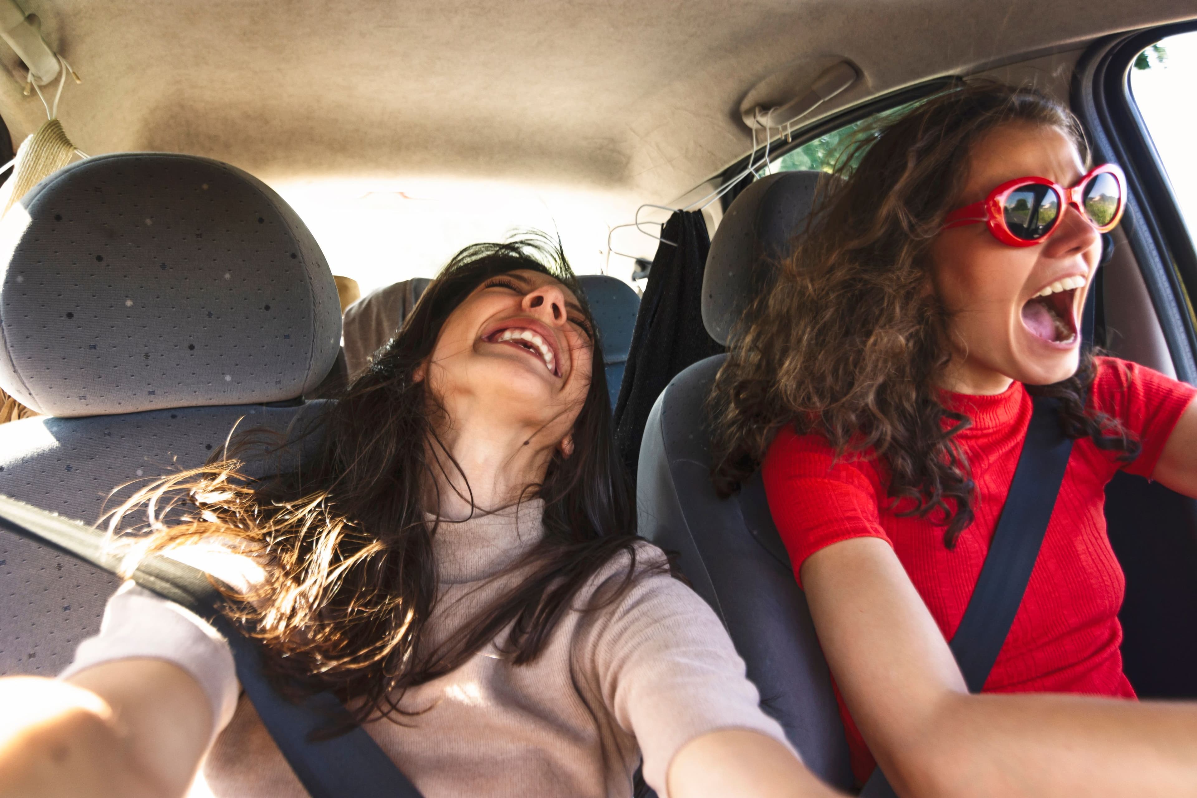 Deux femmes en voiture représentant le plaisir que prennent les Français à être en voiture et à prendre le volant.