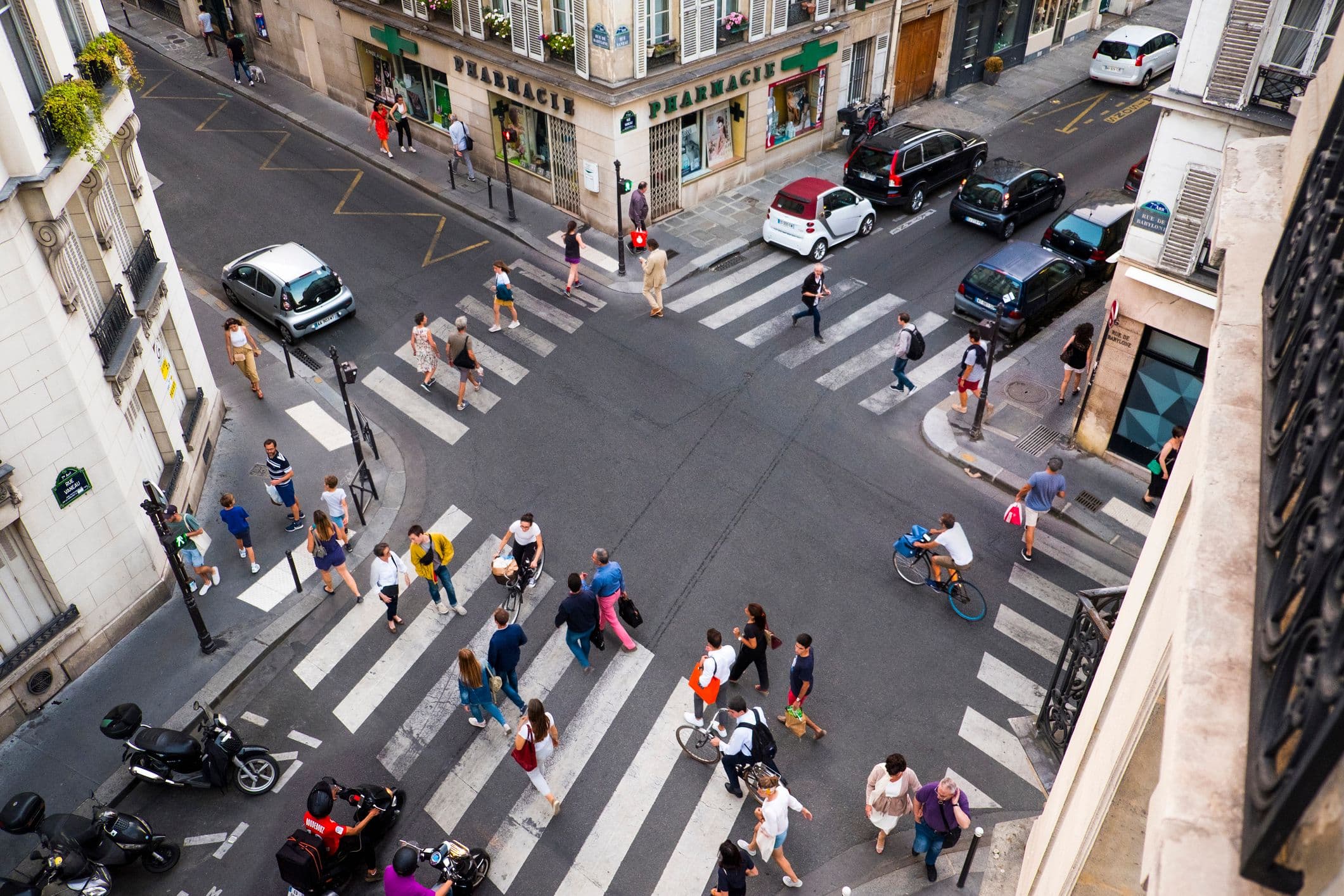 Un carrefour à Paris avec des piétons, cyclistes et automobilistes