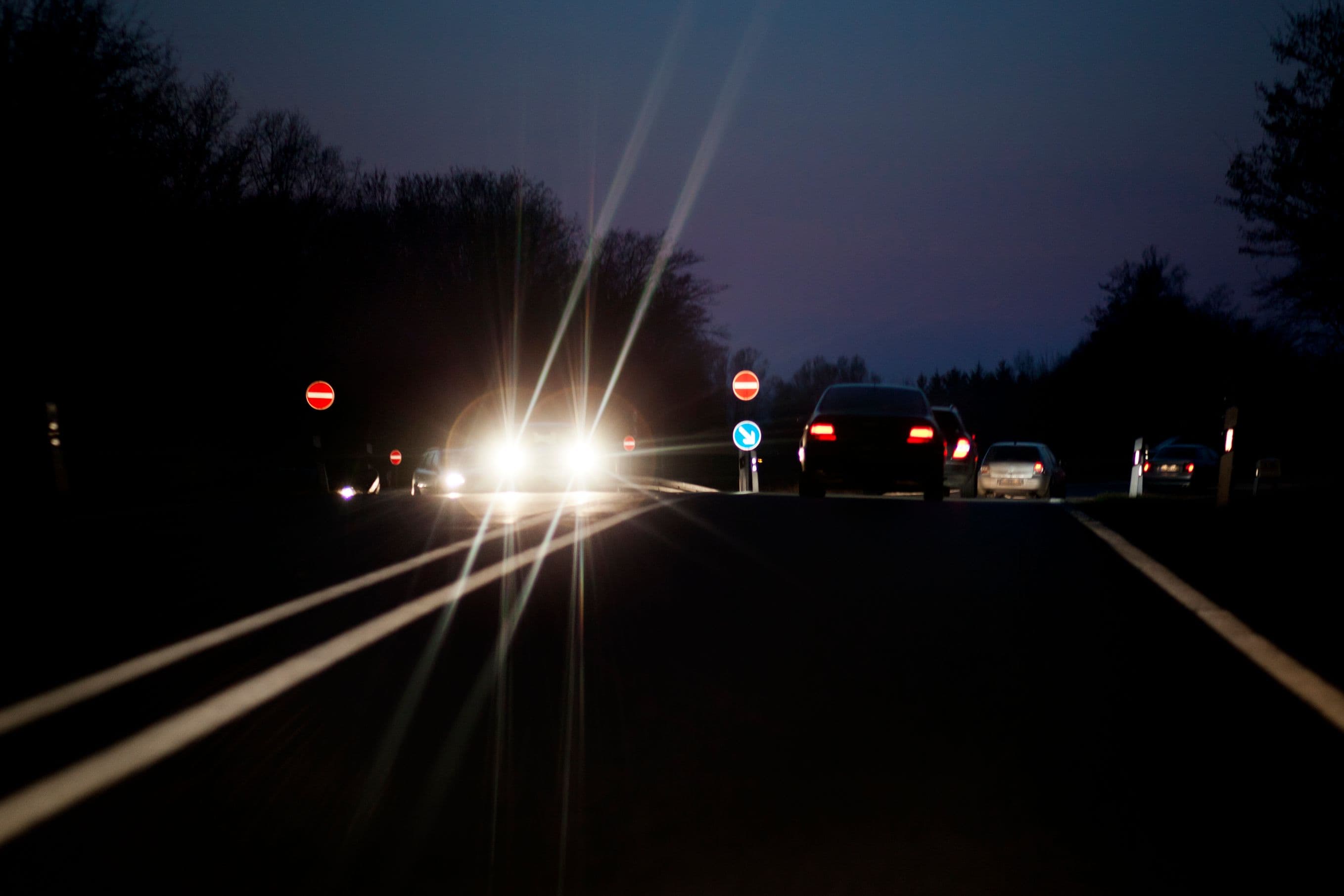 Des phares mal réglés éblouissent les conducteurs en sens inverse de la route