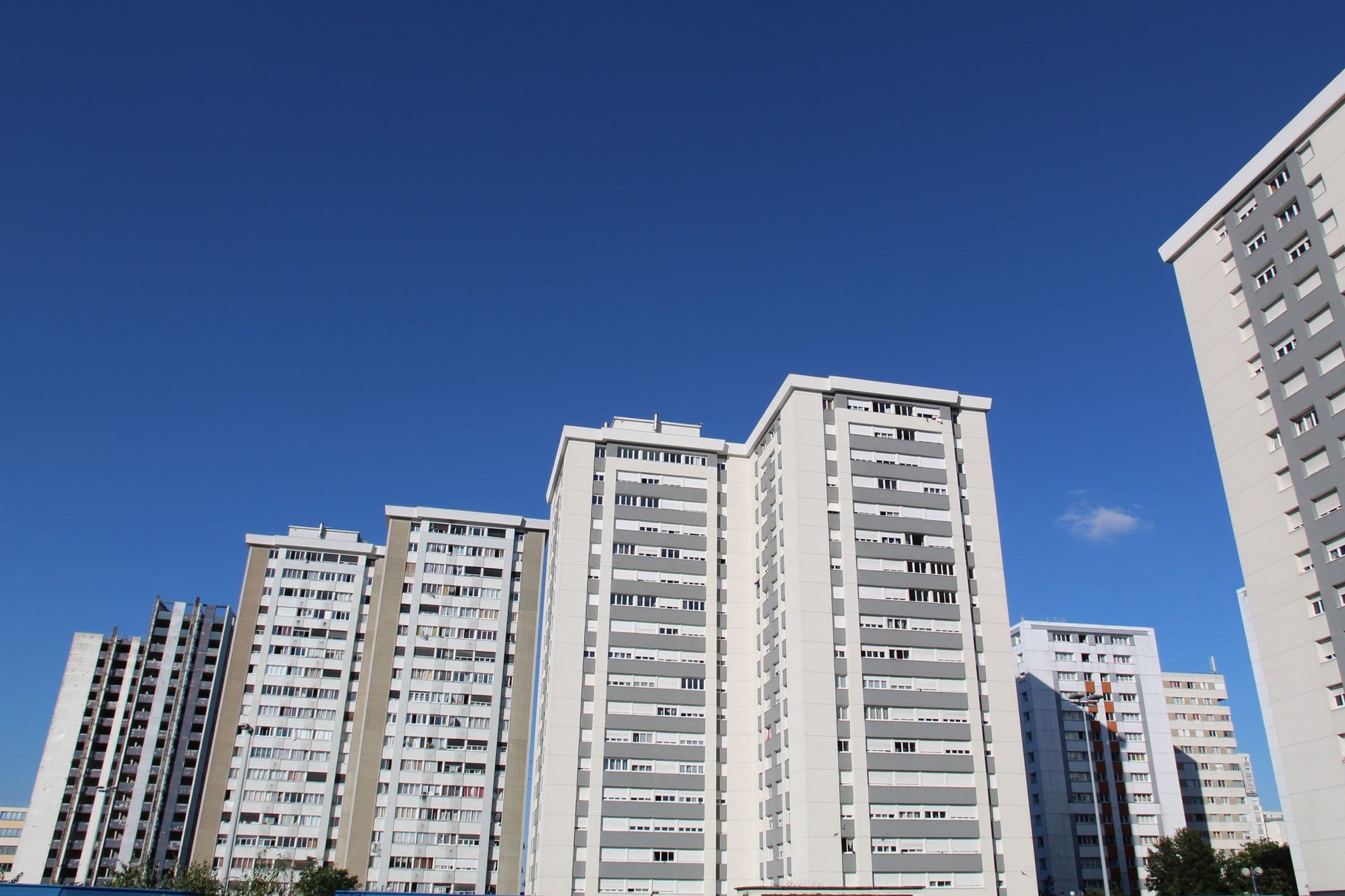 Un immeuble blanc à hauts étages